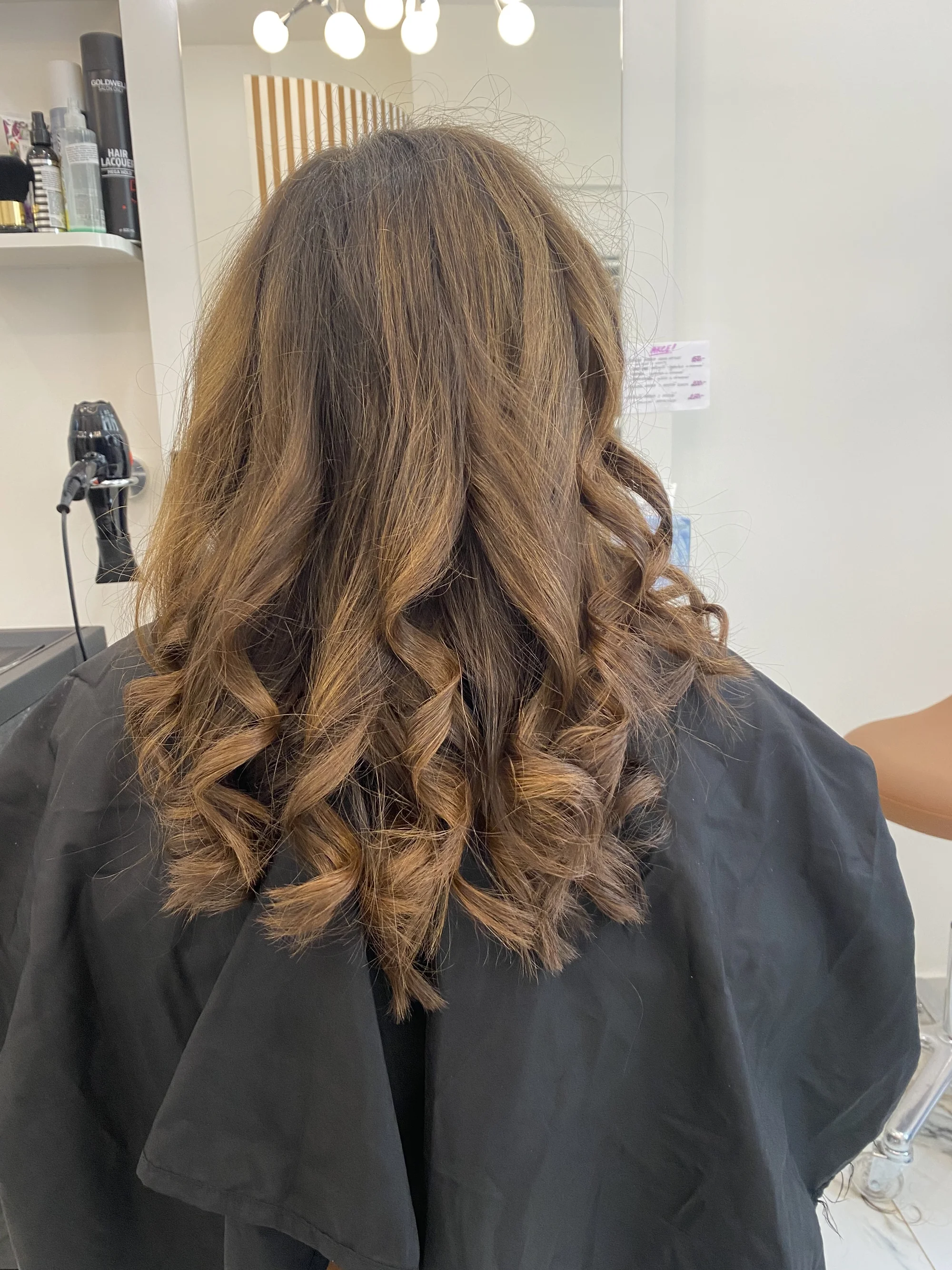 Dámský střih, melír, balayage i barvení přírodní barvou v salonu na Vinohradech