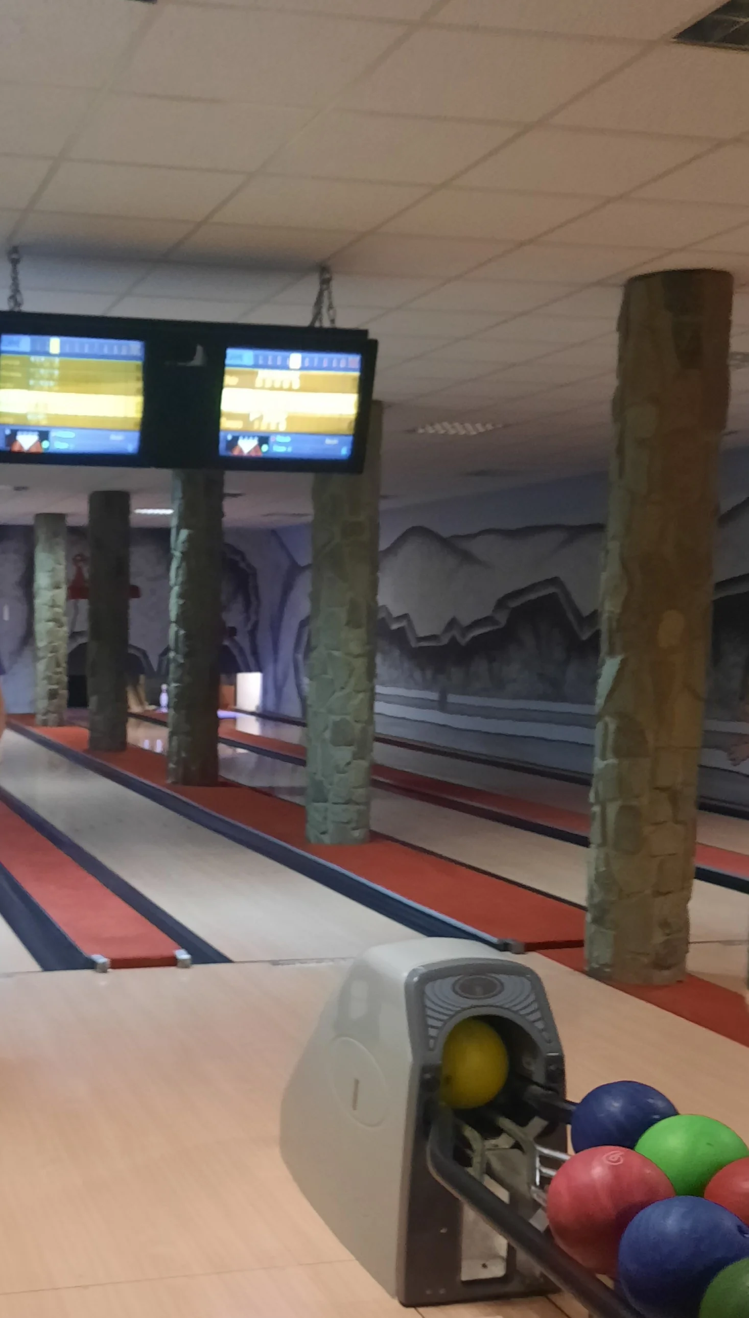 Hodina bowlingu až pro 8 osob a pizza podle výběru nebo 300 g kuřecích řízečků