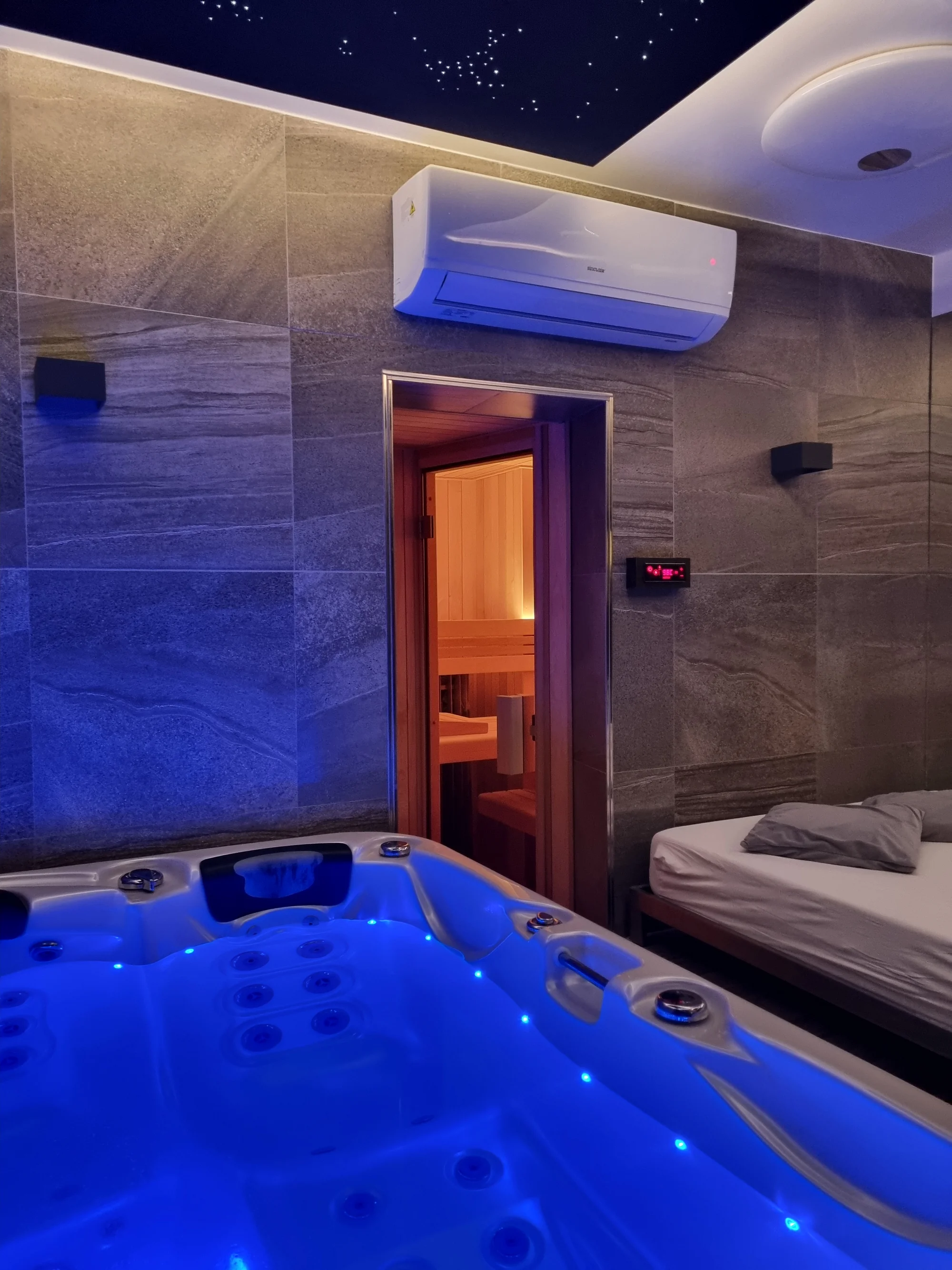 Privátní wellness pro 2 osoby: 60–120 min. vířivky a finské sauny, mísa ovoce i drink