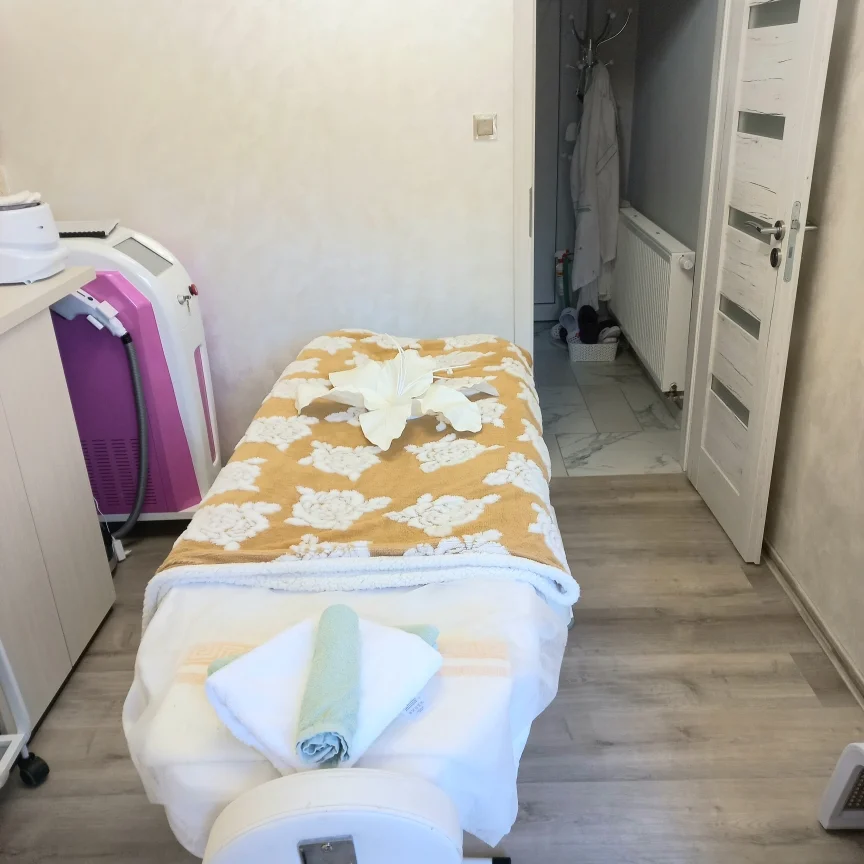 Úprava a barvení obočí nebo lash lifting s aplikací výživy na řasy