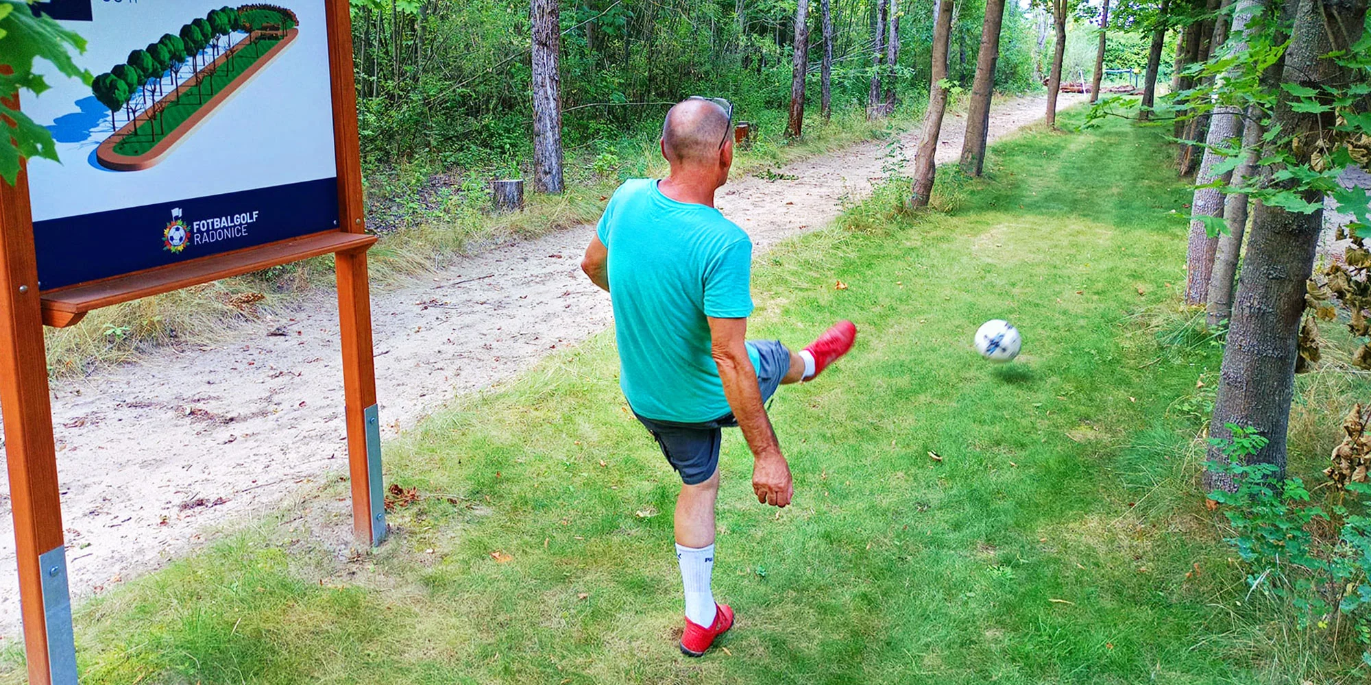 Zábavný fotbalgolf: jedna hra o 18 jamkách pro dospělé i rodinu