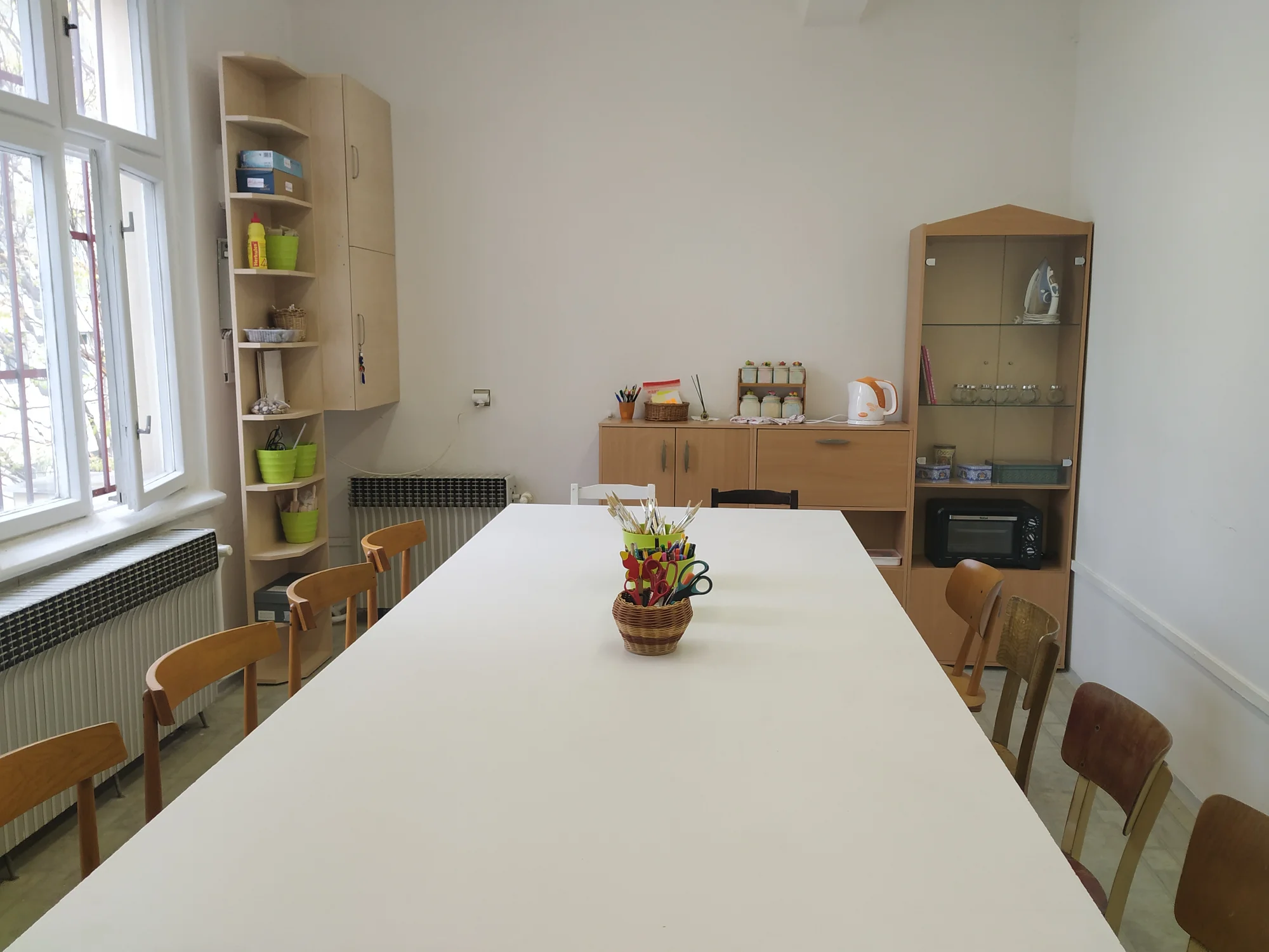 Výtvarný kurz dle výběru: výroba šperků, věnců, vitráží, malba na porcelán i batikování