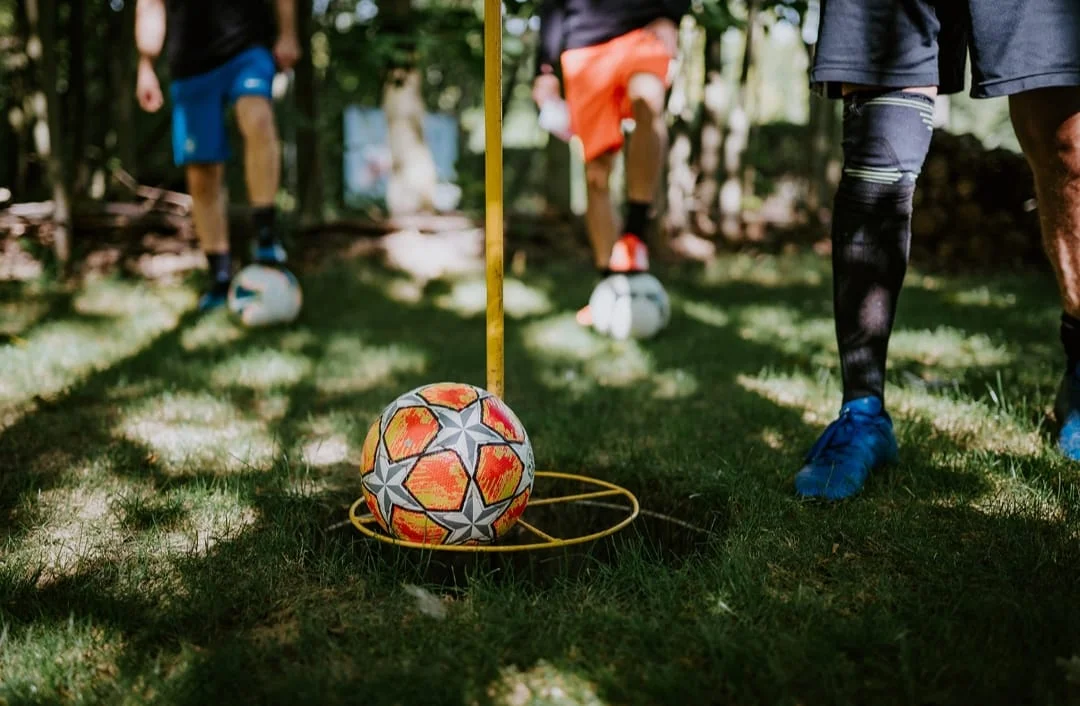 Zábavný fotbalgolf: jedna hra o 18 jamkách pro dospělé i rodinu