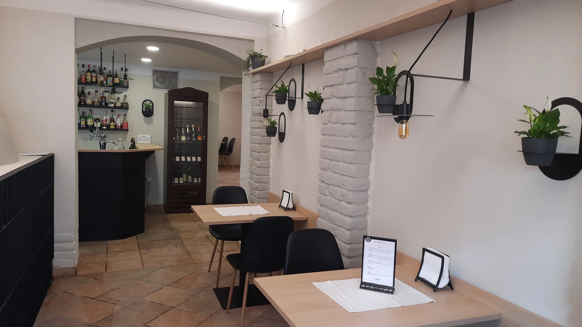 Italská restaurace s letní zahrádkou: pizza dle výběru v ceně 223-258 Kč pro 1 až 2 osoby