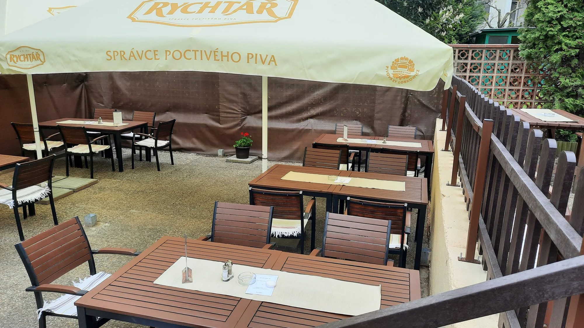 Italská restaurace s letní zahrádkou: pizza dle výběru v ceně 223-258 Kč pro 1 až 2 osoby