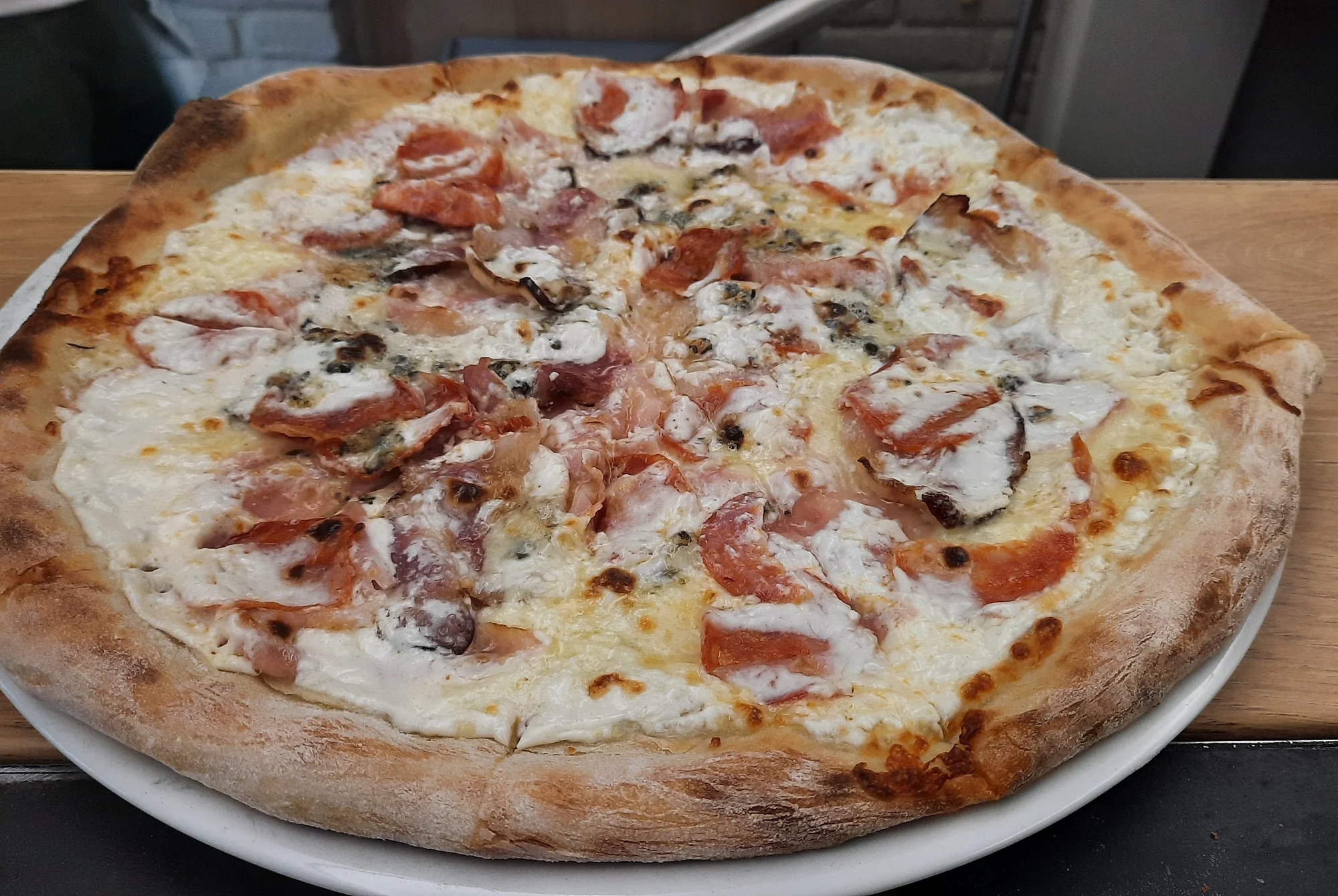 Italská restaurace s letní zahrádkou: pizza dle výběru v ceně 223-258 Kč pro 1 až 2 osoby
