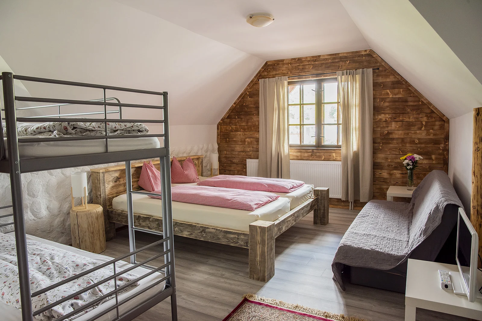Pobyt v oblíbeném venkovském sídle v Bešeňové: snídaně, mini wellness a slevy do aquaparku