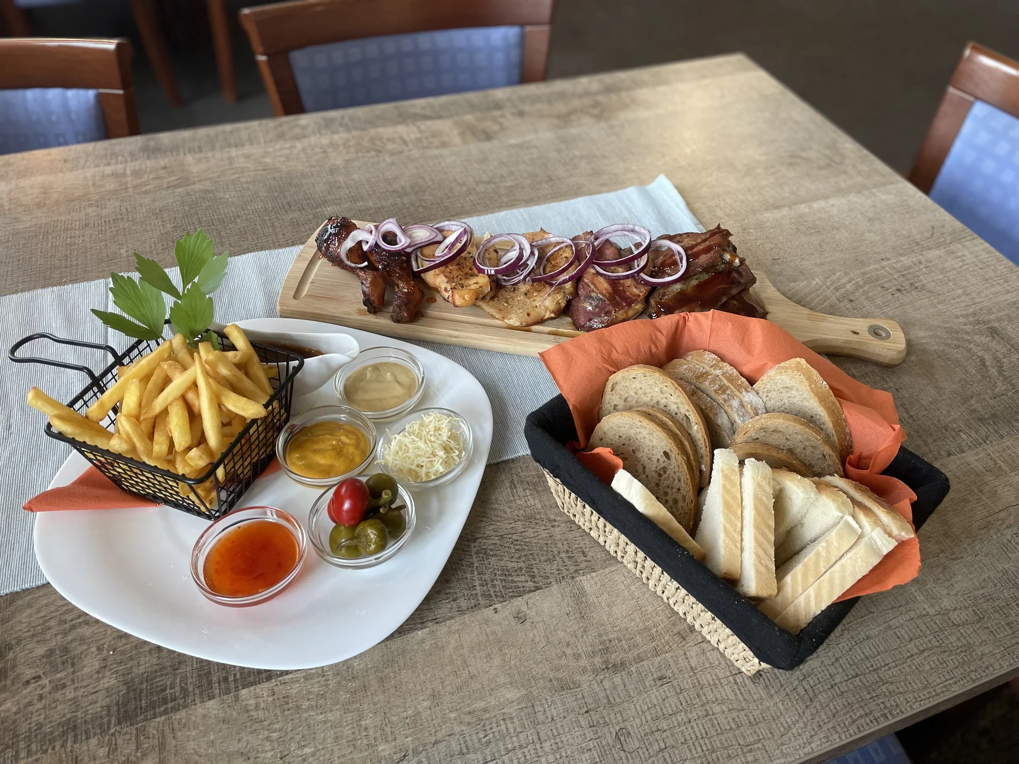 Masové prkno v restaurantu Beránek: steaky z kotlety i krkovice, pečená žebra i kuřecí paličky