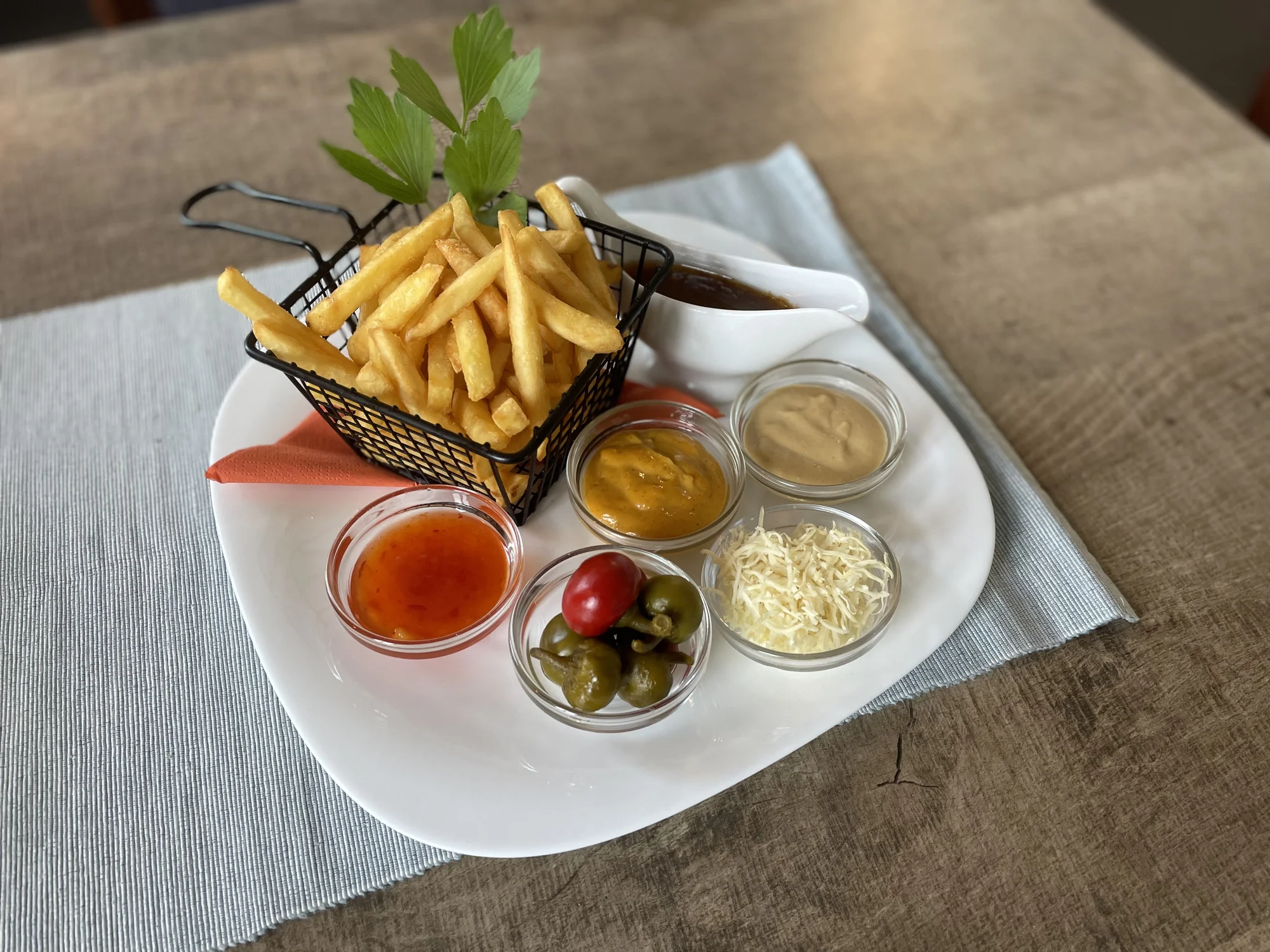 Masové prkno v restaurantu Beránek: steaky z kotlety i krkovice, pečená žebra i kuřecí paličky