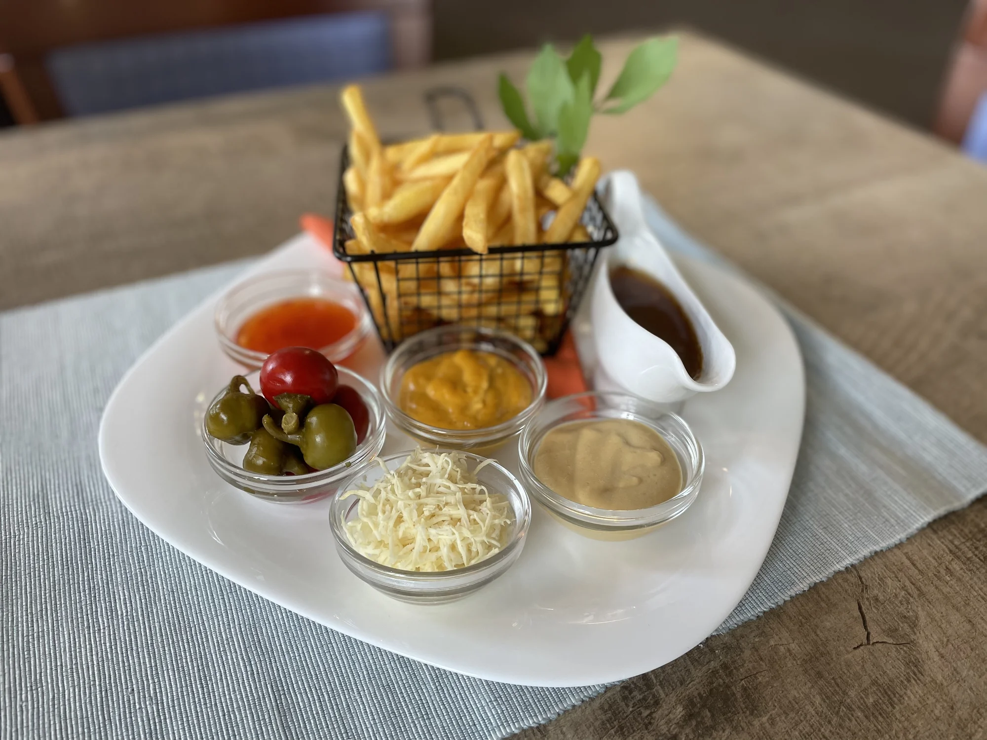 Masové prkno v restaurantu Beránek: steaky z kotlety i krkovice, pečená žebra i kuřecí paličky