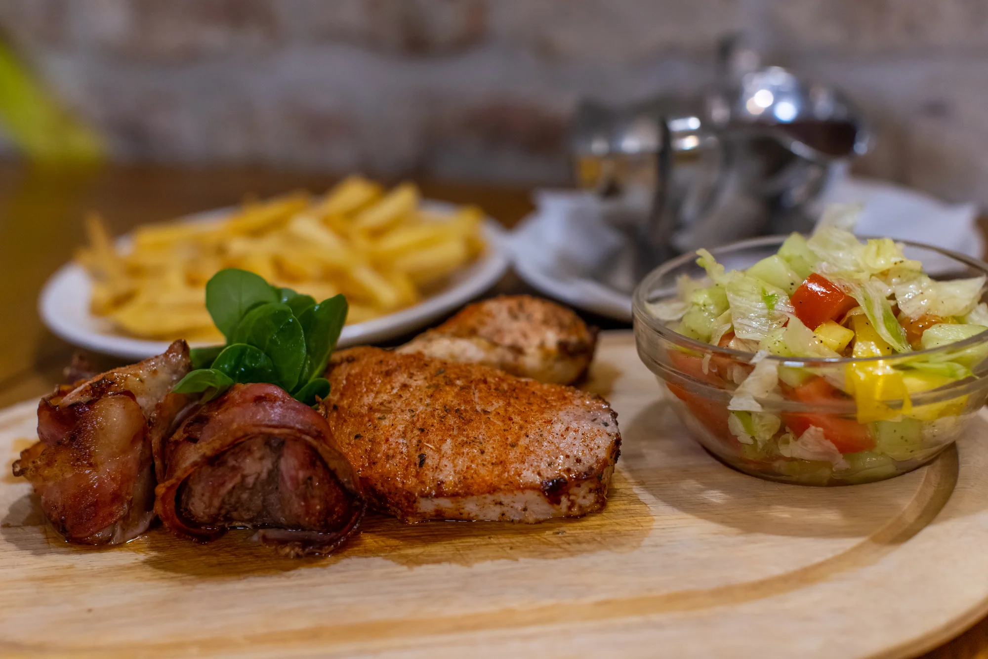 Steakové prkno pro 2–3 osoby: vepřová panenka i kotleta, kuřecí prsa i telecí rump steak