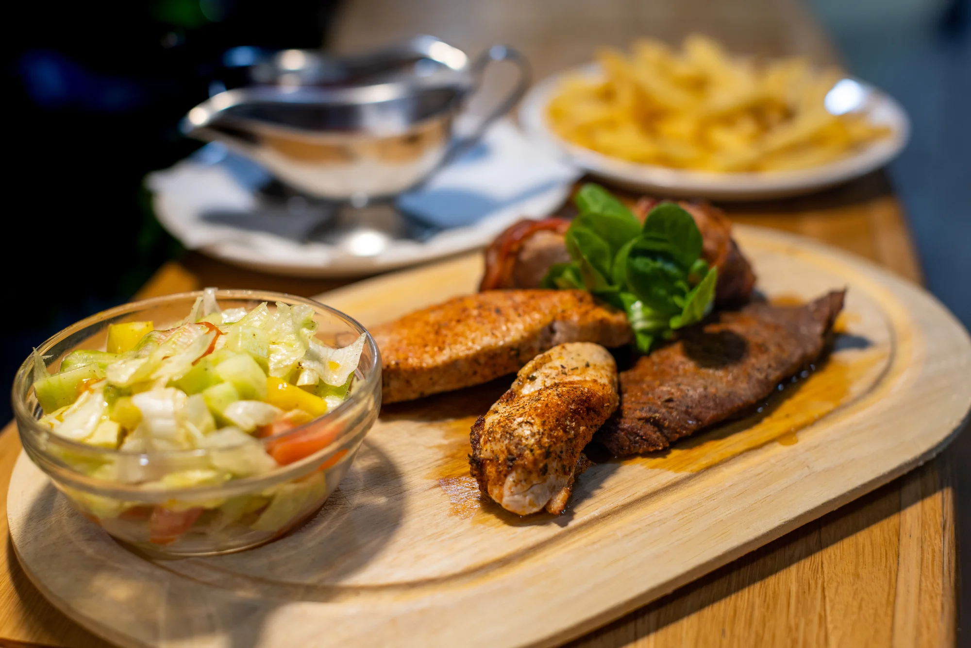 Steakové prkno pro 2–3 osoby: vepřová panenka i kotleta, kuřecí prsa i telecí rump steak