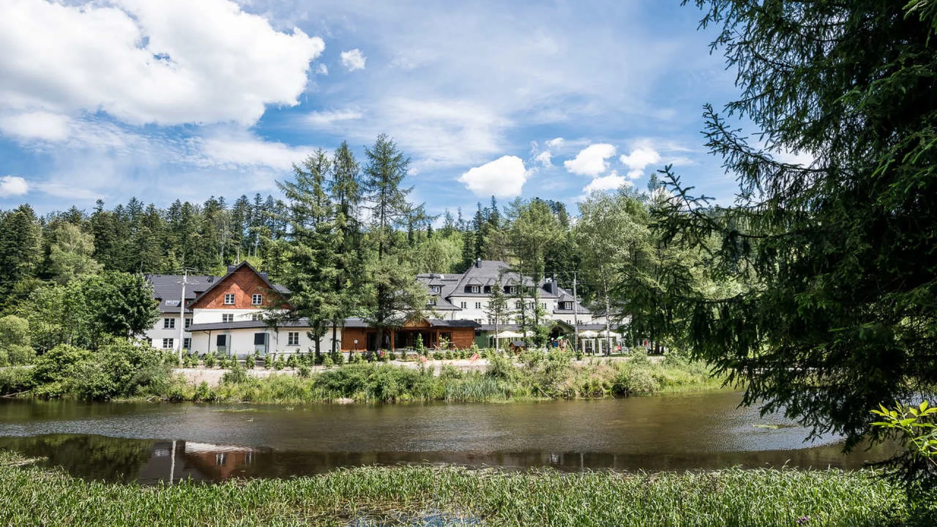 Objevujte krásy polských Beskyd: 5* hotel u lesa a řeky, jídlo a neomezený wellness