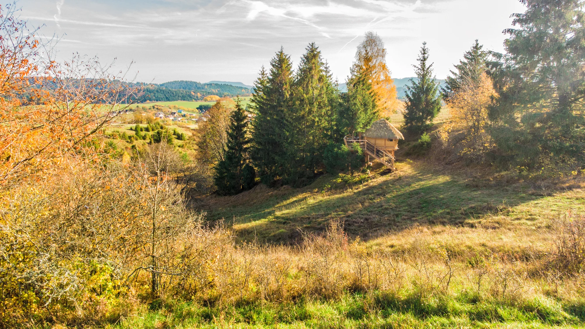 Krásný domek na stromě s velkou terasou: relax a romantika uprostřed tiché přírody