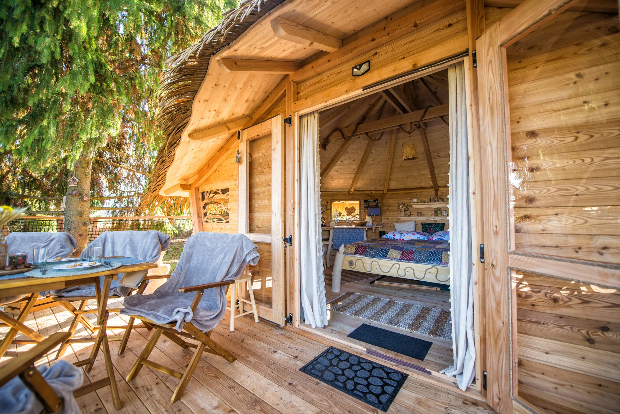 Krásný domek na stromě s velkou terasou: relax a romantika uprostřed tiché přírody