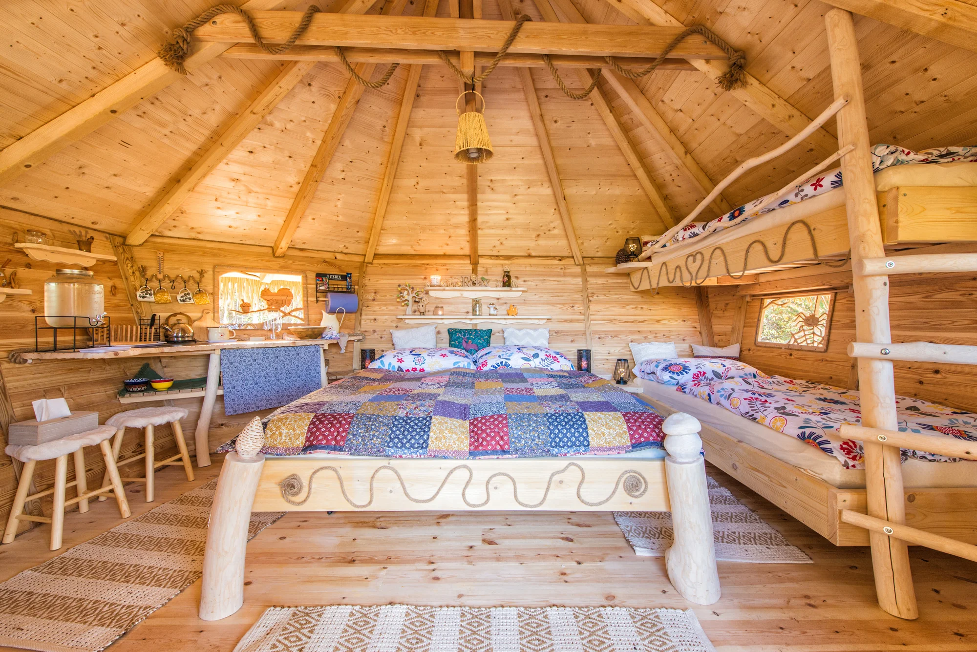 Krásný domek na stromě s velkou terasou: relax a romantika uprostřed tiché přírody