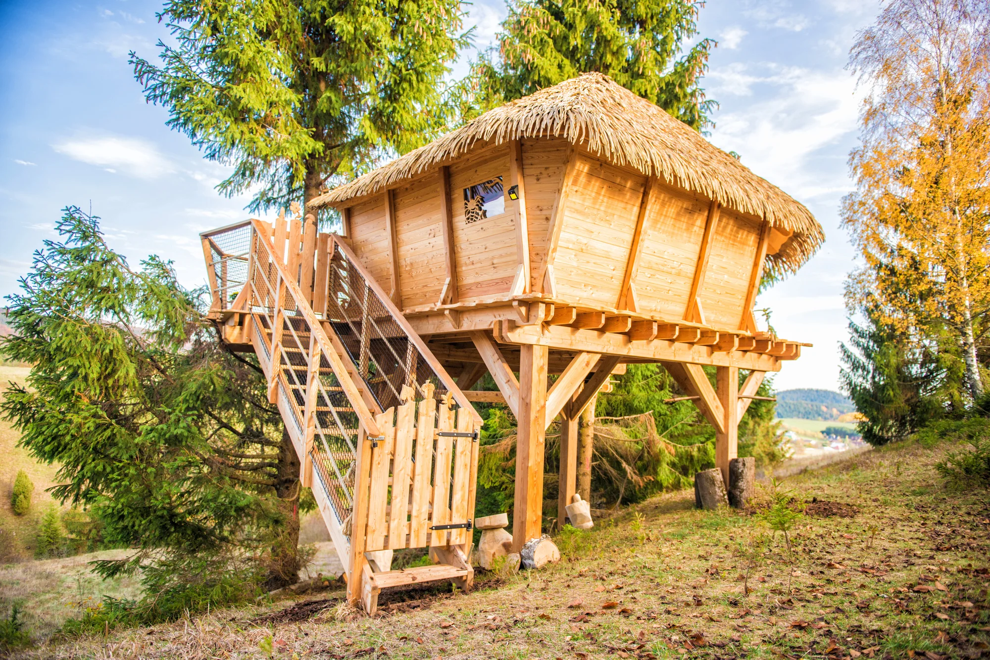 Krásný domek na stromě s velkou terasou: relax a romantika uprostřed tiché přírody