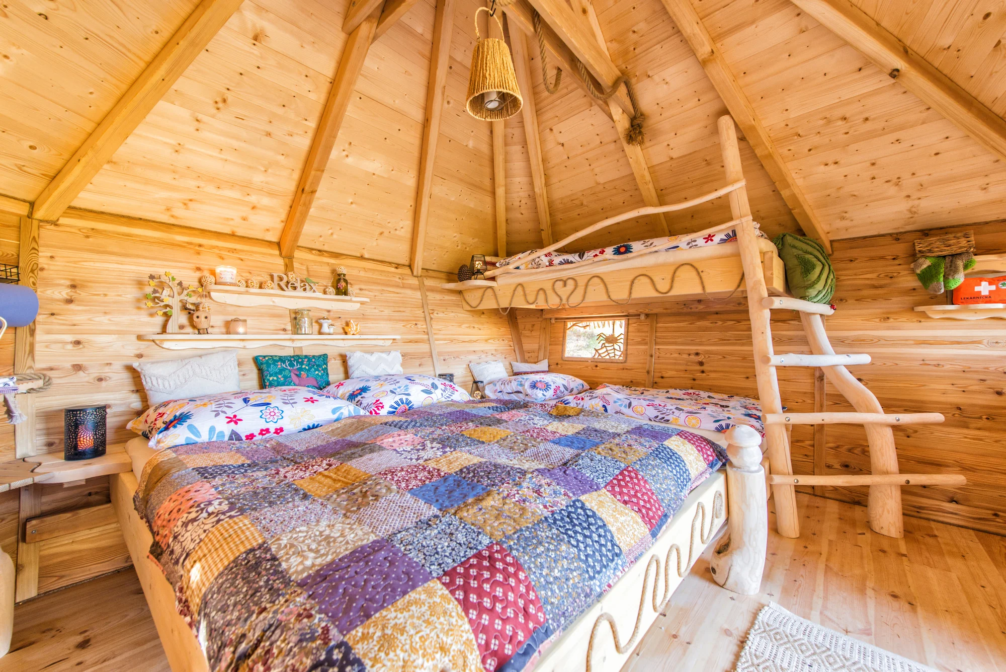 Krásný domek na stromě s velkou terasou: relax a romantika uprostřed tiché přírody