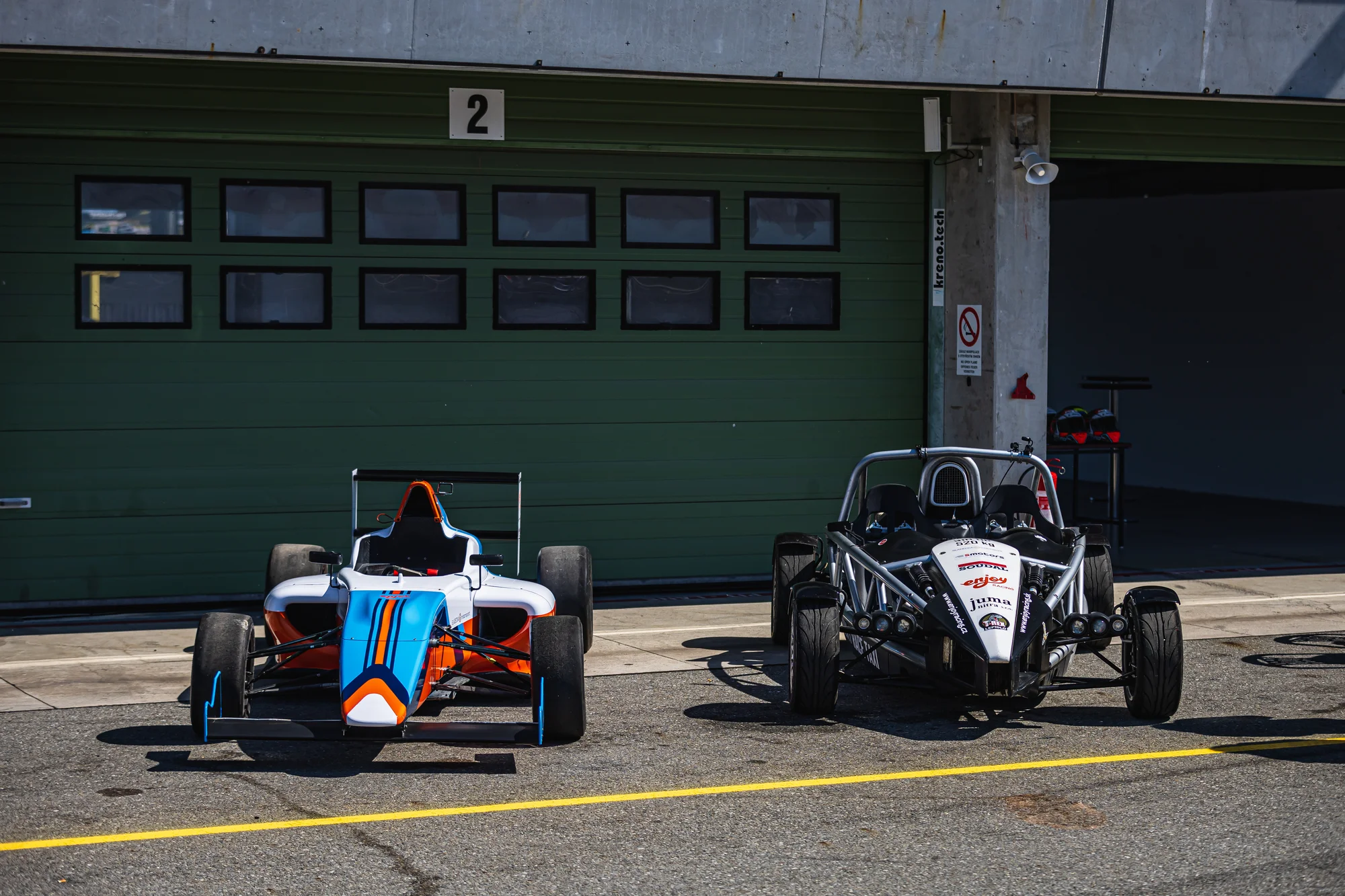 Bláznivá jízda v Ariel atom nebo Formuli F4 na letištním okruhu Kámen 1,5 hod. od Prahy