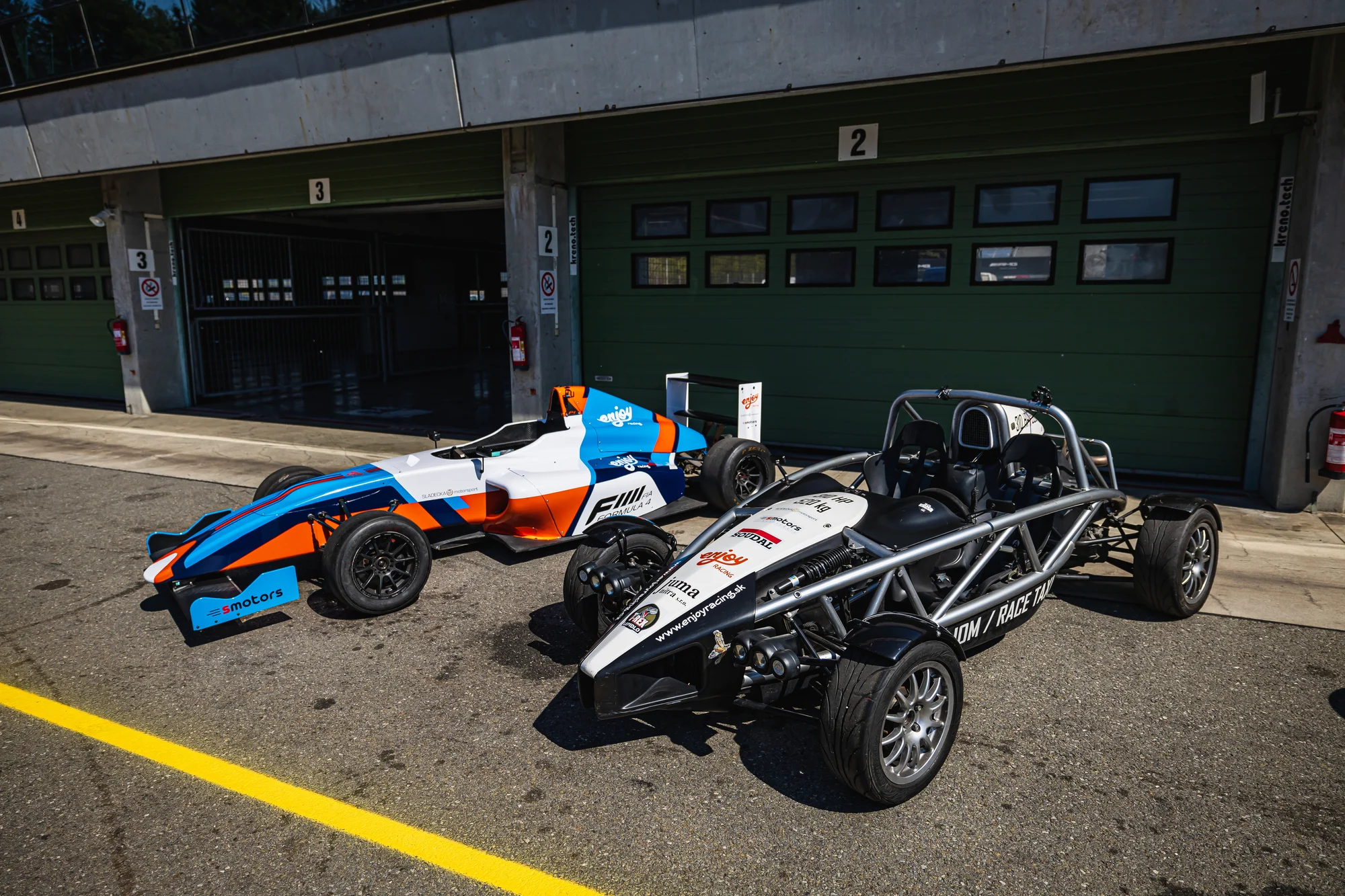 Bláznivá jízda v Ariel atom nebo Formuli F4 na letištním okruhu Kámen 1,5 hod. od Prahy