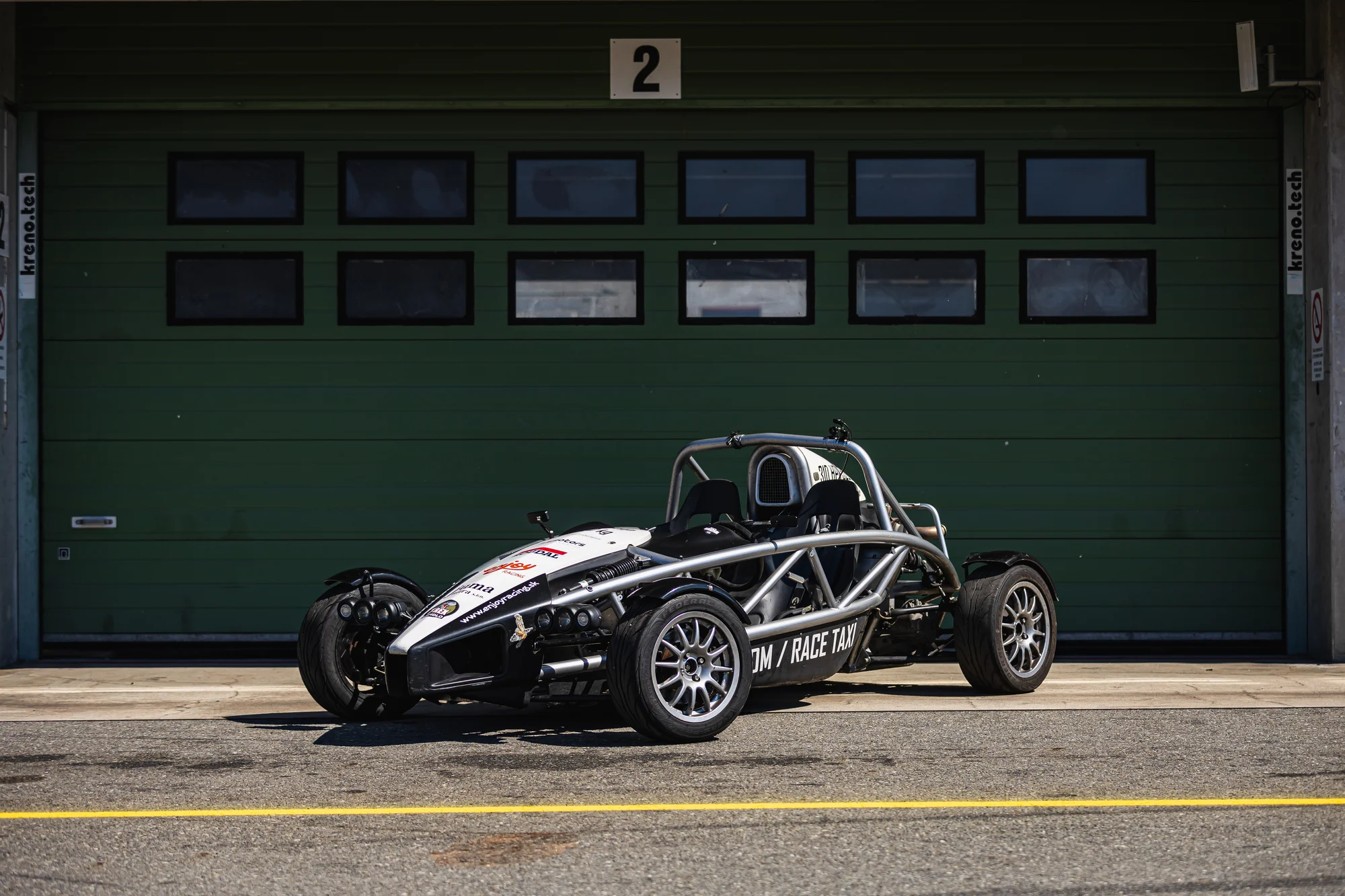 Bláznivá jízda v Ariel atom nebo Formuli F4 na letištním okruhu Kámen 1,5 hod. od Prahy