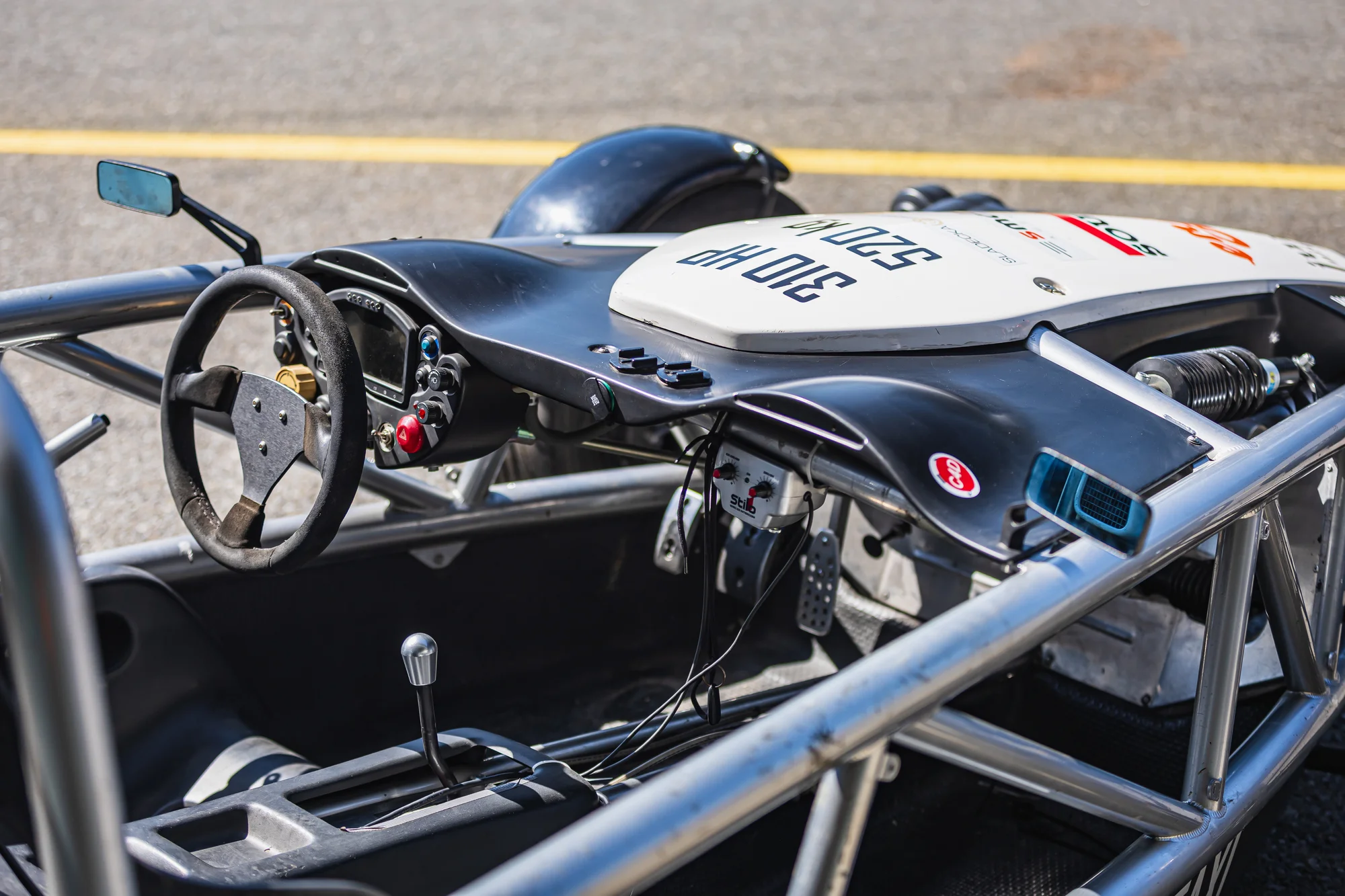 Bláznivá jízda v Ariel atom nebo Formuli F4 na letištním okruhu Kámen 1,5 hod. od Prahy