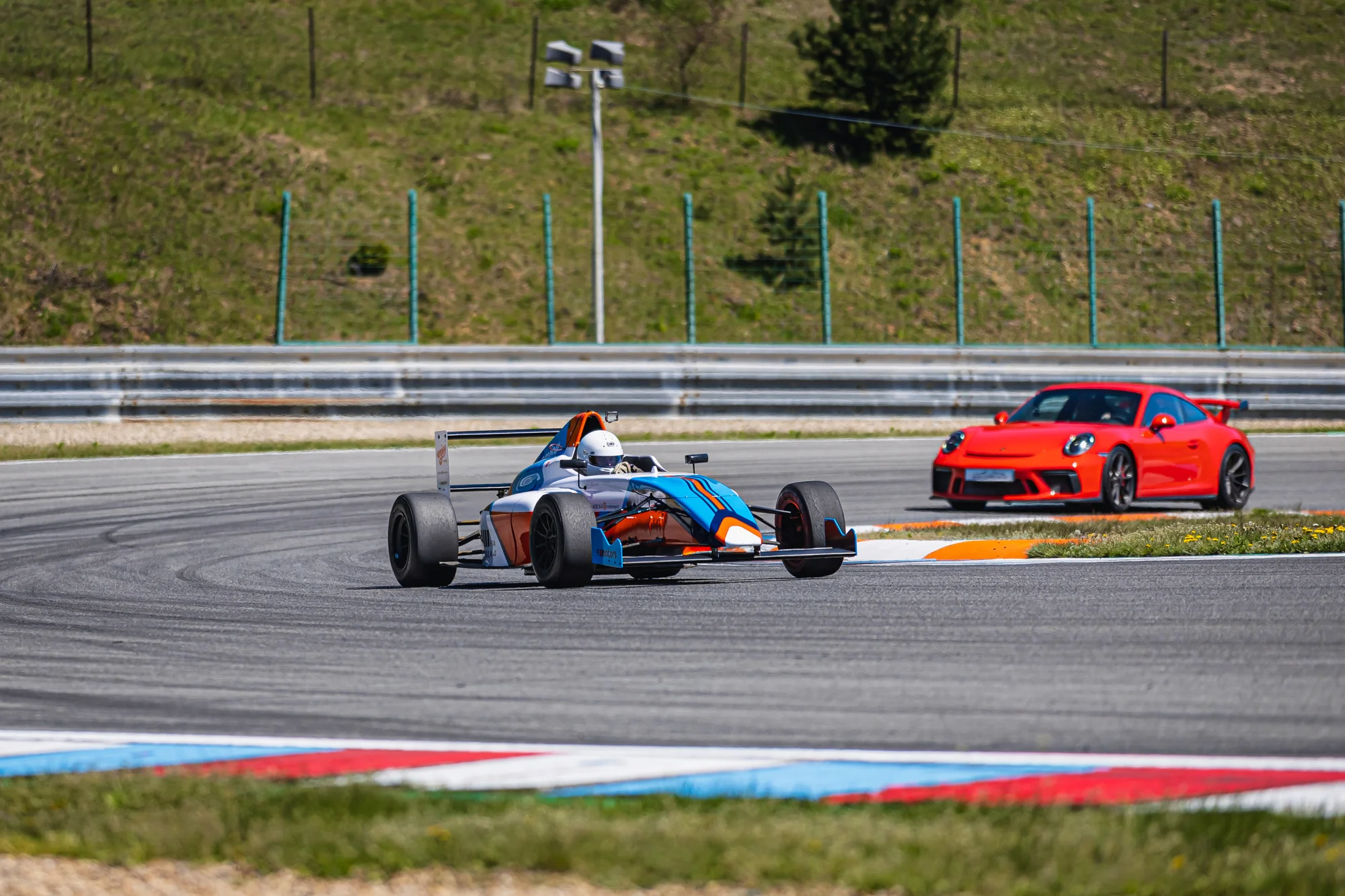 Bláznivá jízda v Ariel atom nebo Formuli F4 na letištním okruhu Kámen 1,5 hod. od Prahy