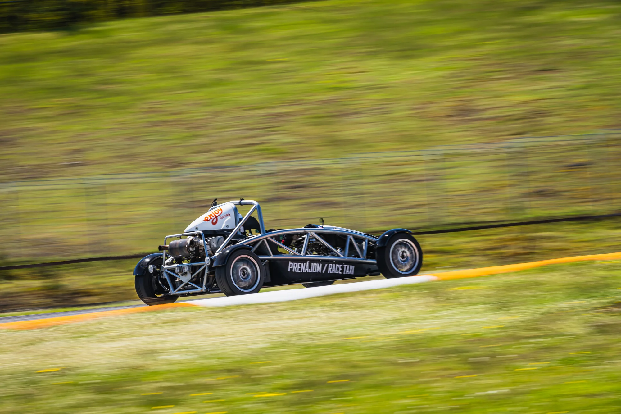 Bláznivá jízda v Ariel atom nebo Formuli F4 na letištním okruhu Kámen 1,5 hod. od Prahy