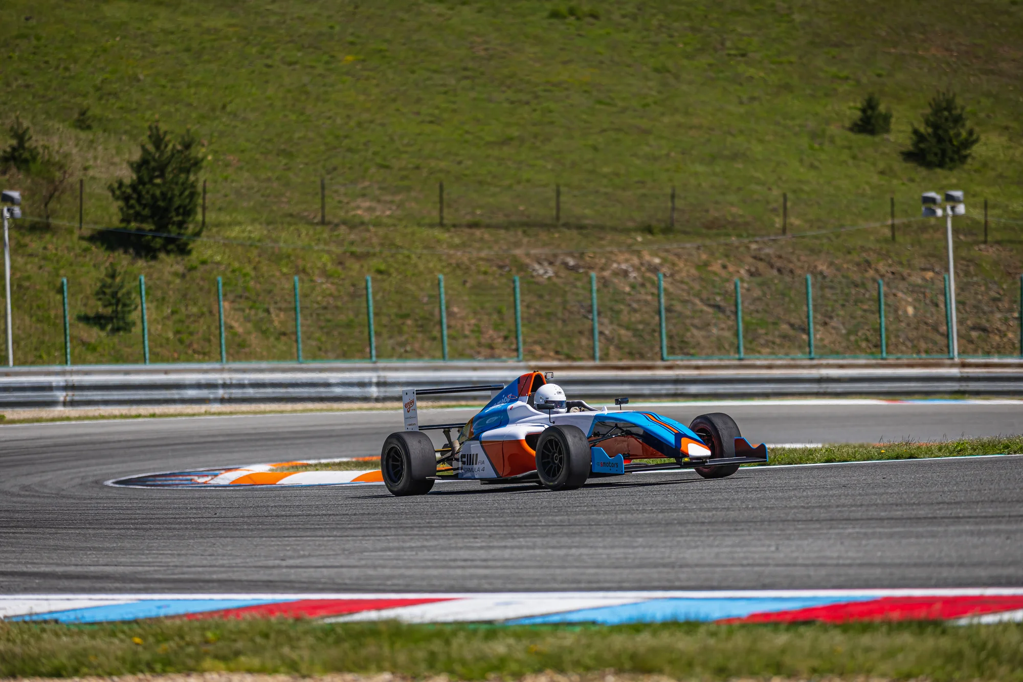 Bláznivá jízda v Ariel atom nebo Formuli F4 na letištním okruhu Kámen 1,5 hod. od Prahy