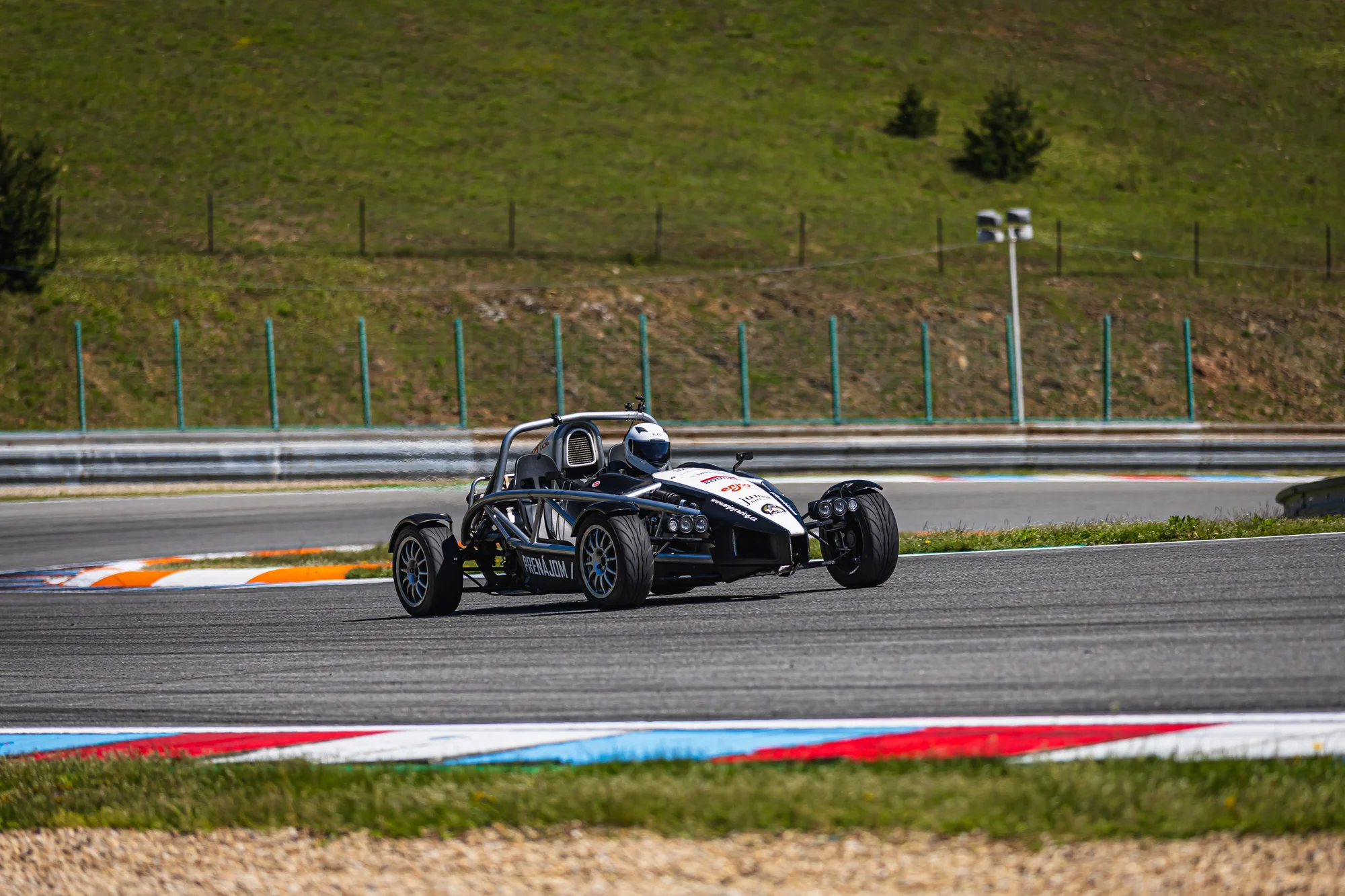 Bláznivá jízda v Ariel atom nebo Formuli F4 na letištním okruhu Kámen 1,5 hod. od Prahy