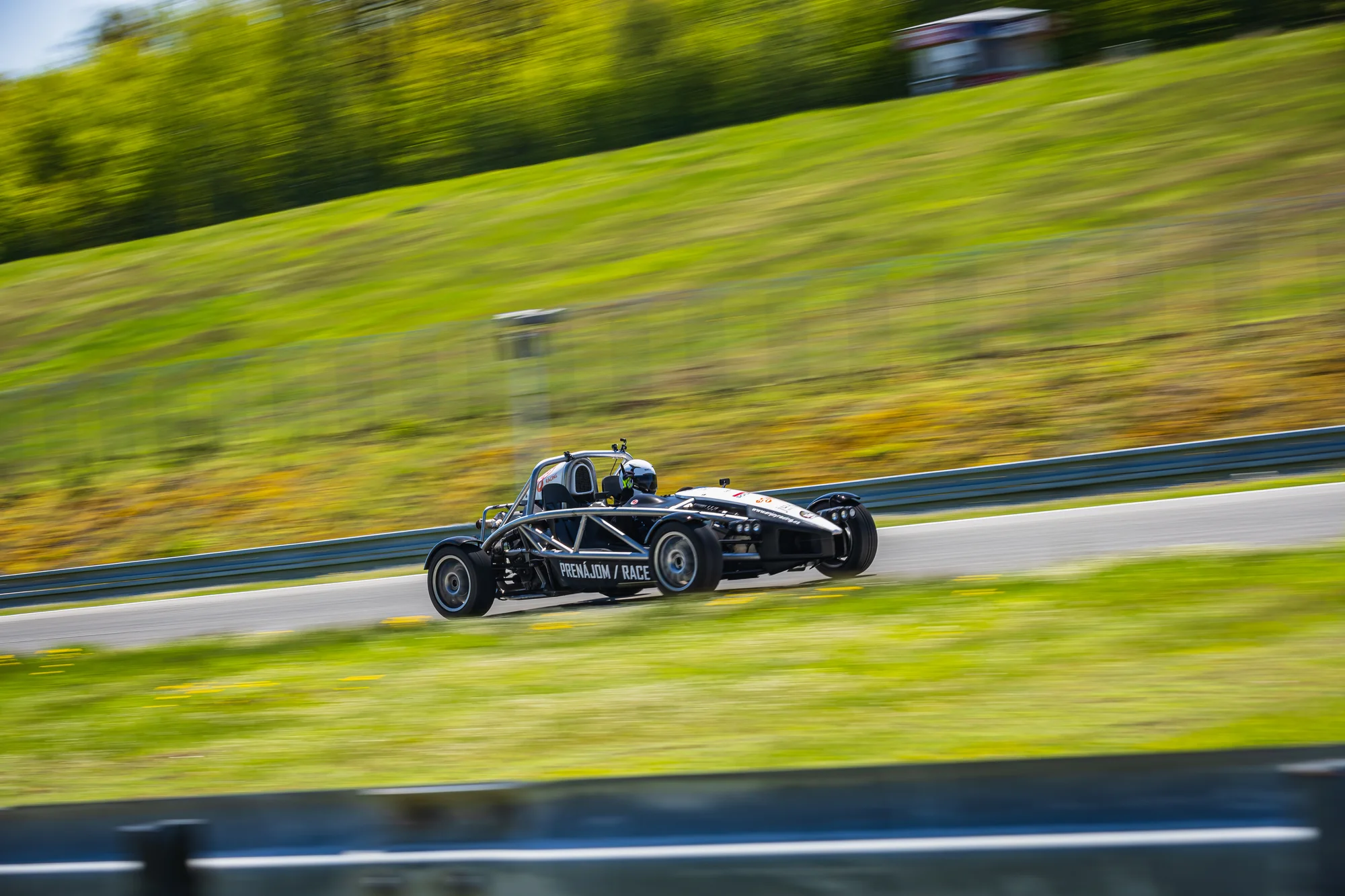 Bláznivá jízda v Ariel atom nebo Formuli F4 na letištním okruhu Kámen 1,5 hod. od Prahy