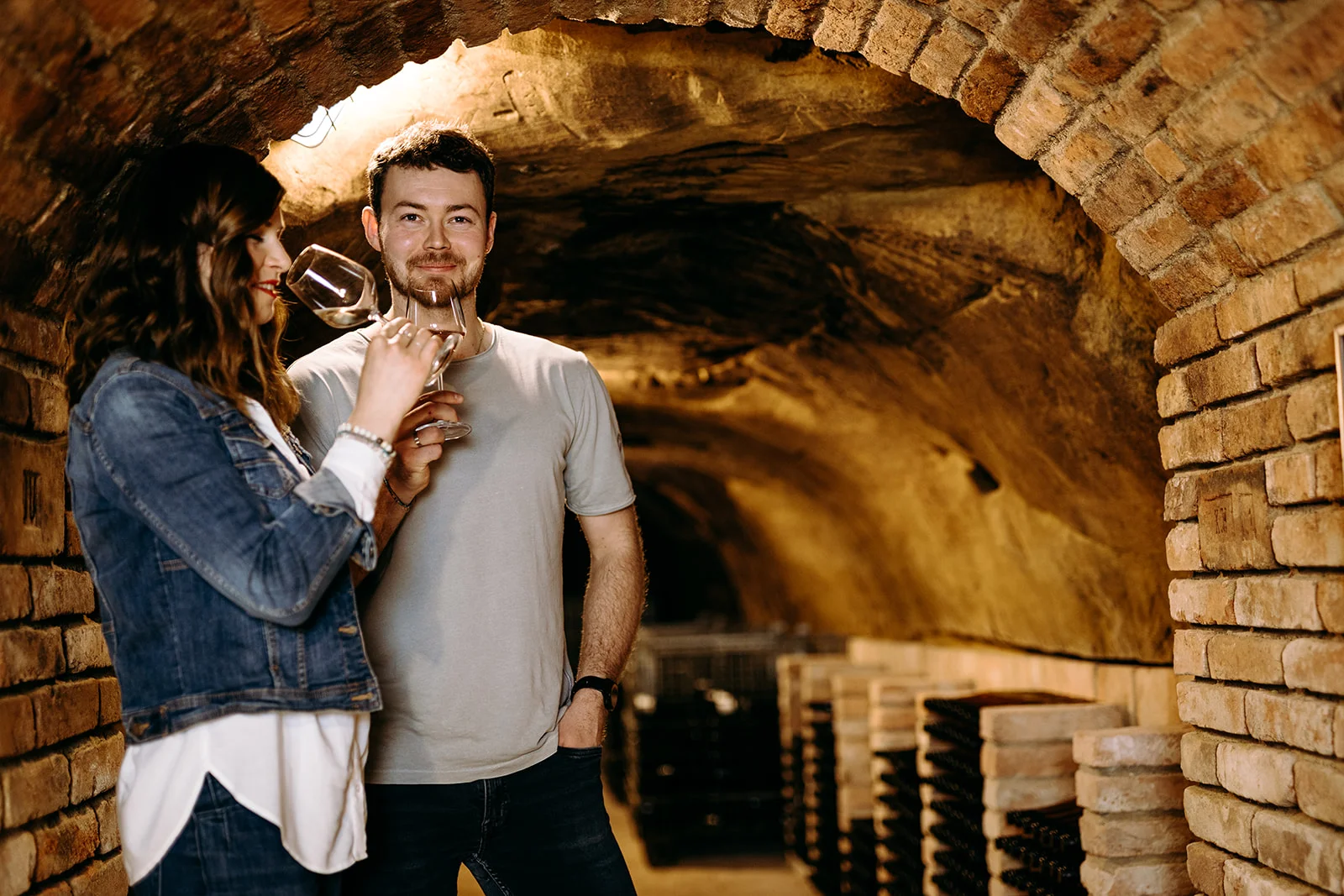 Prohlídka vinařství s degustací 6 až 8 vzorků vína i včetně pohoštění