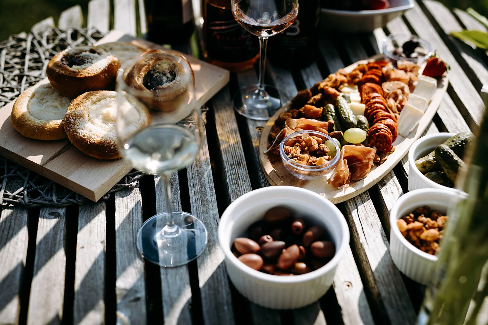 Prohlídka vinařství s degustací 6 až 8 vzorků vína i včetně pohoštění