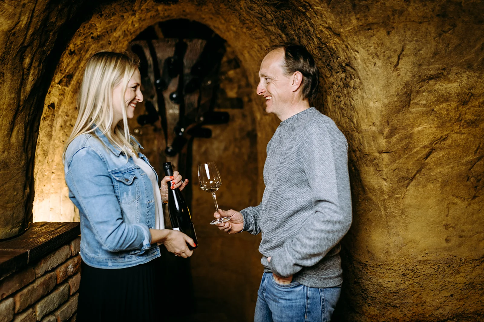 Prohlídka vinařství s degustací 6 až 8 vzorků vína i včetně pohoštění