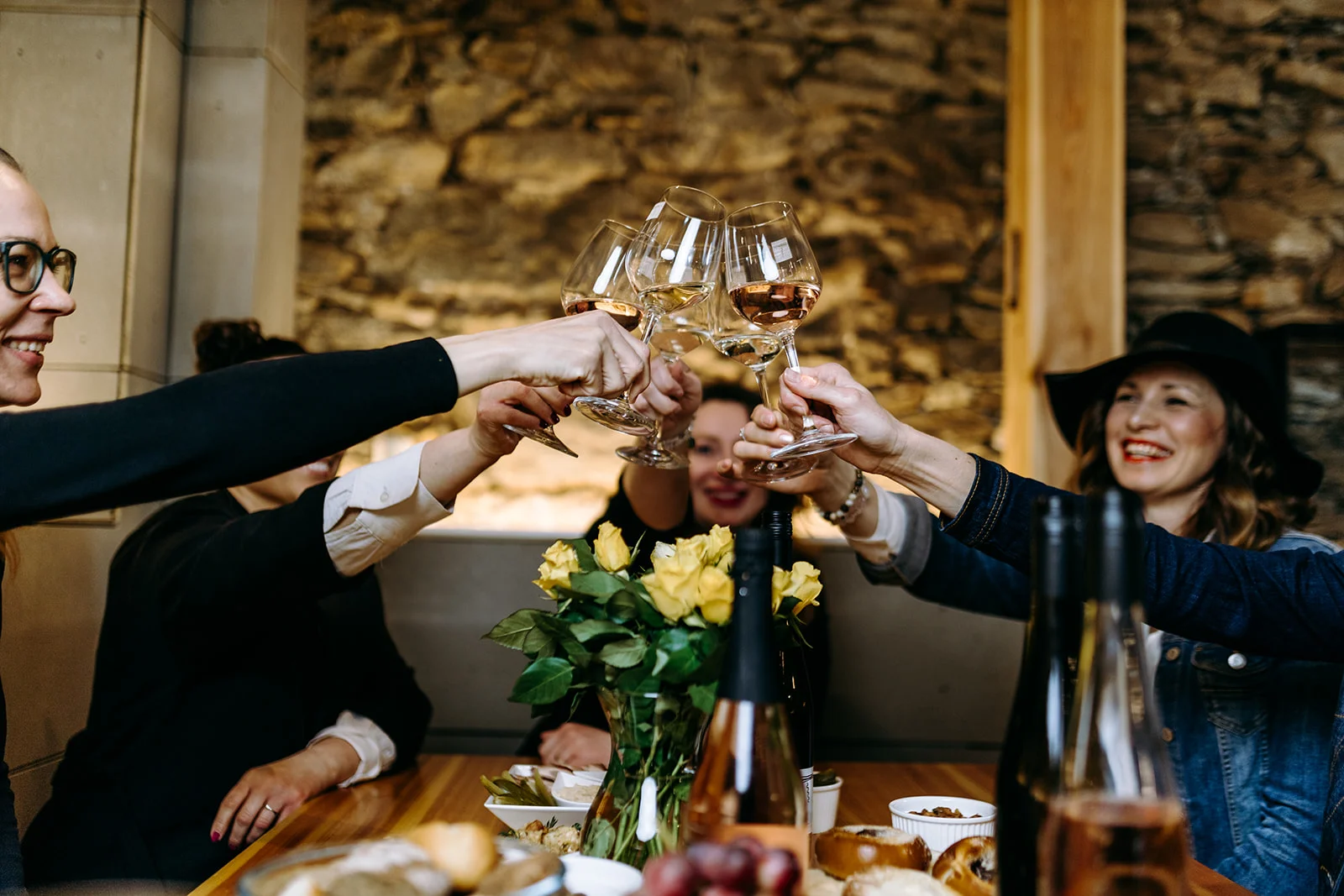 Prohlídka vinařství s degustací 6 až 8 vzorků vína i včetně pohoštění