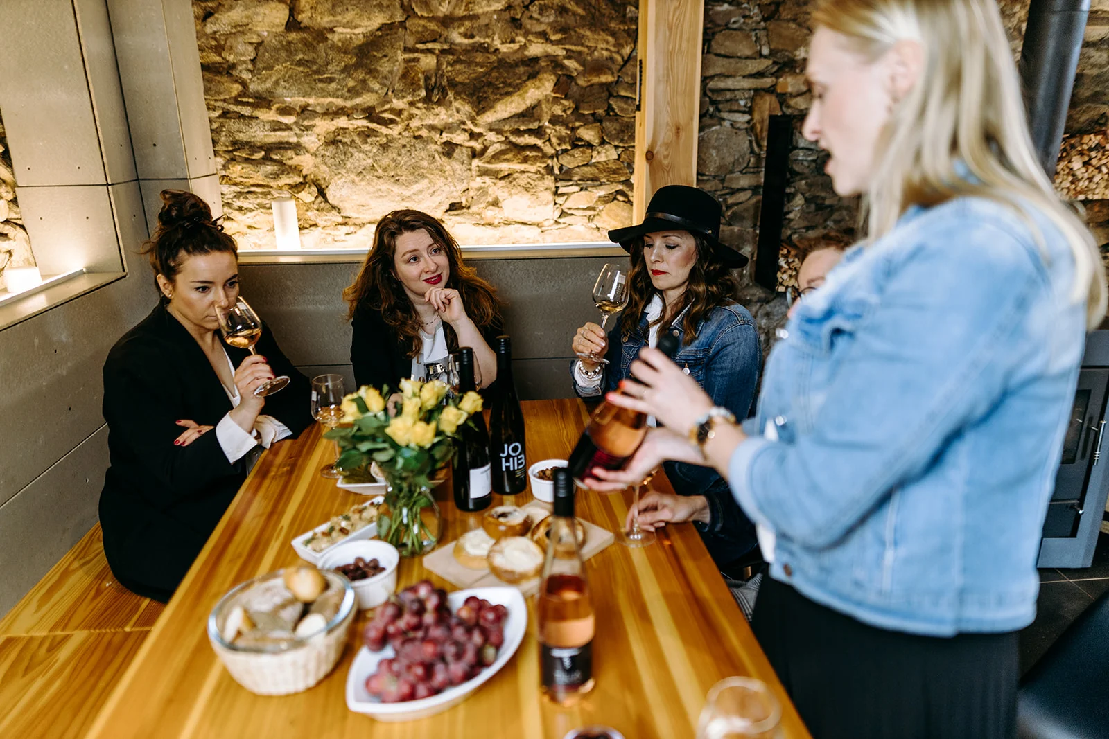 Prohlídka vinařství s degustací 6 až 8 vzorků vína i včetně pohoštění