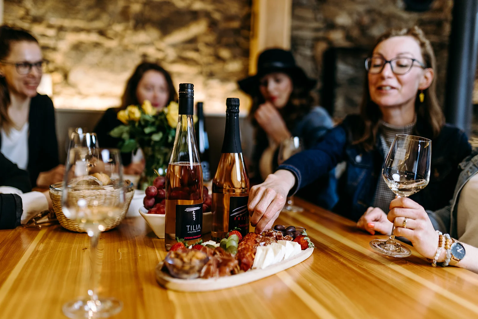 Prohlídka vinařství s degustací 6 až 8 vzorků vína i včetně pohoštění