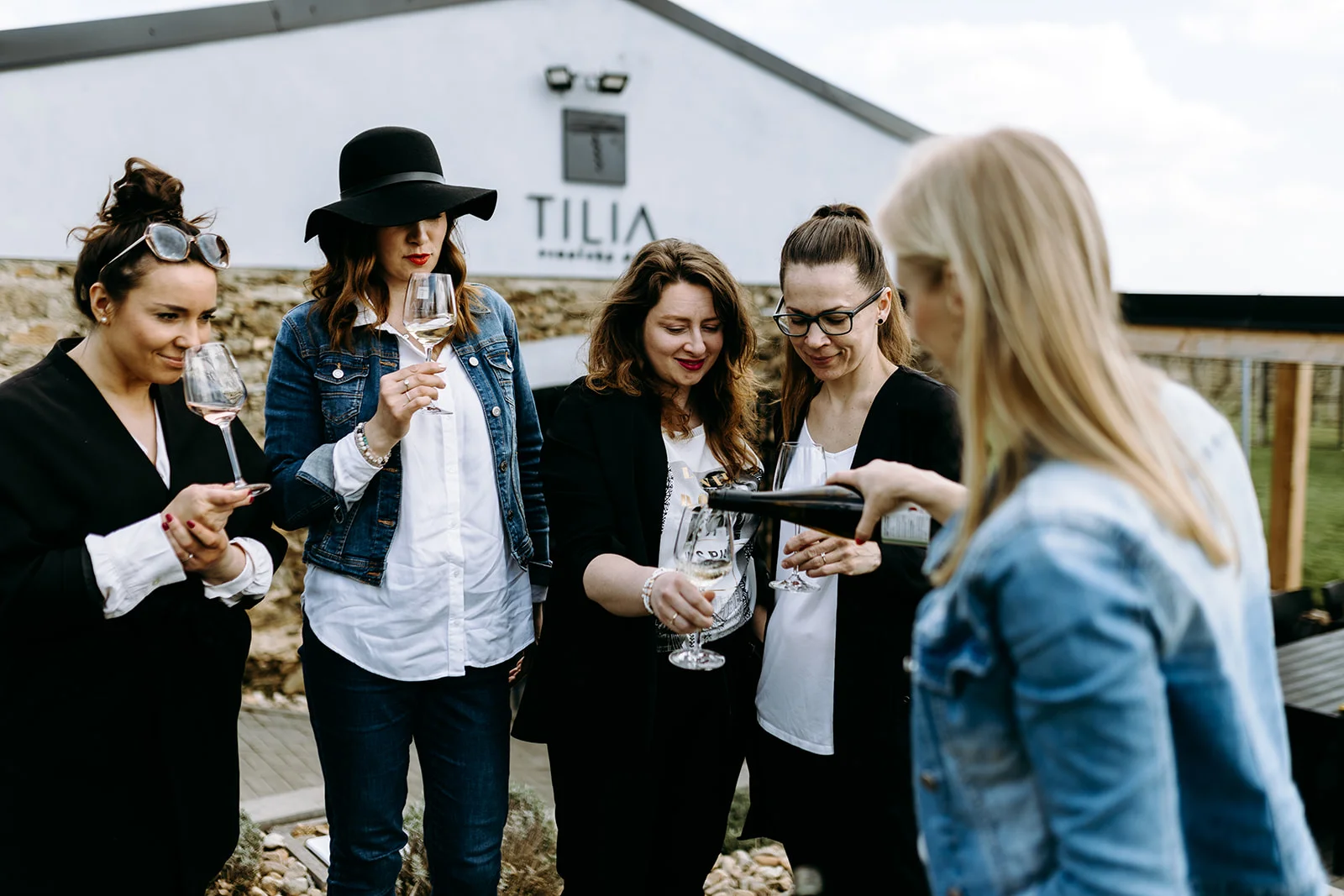 Prohlídka vinařství s degustací 6 až 8 vzorků vína i včetně pohoštění