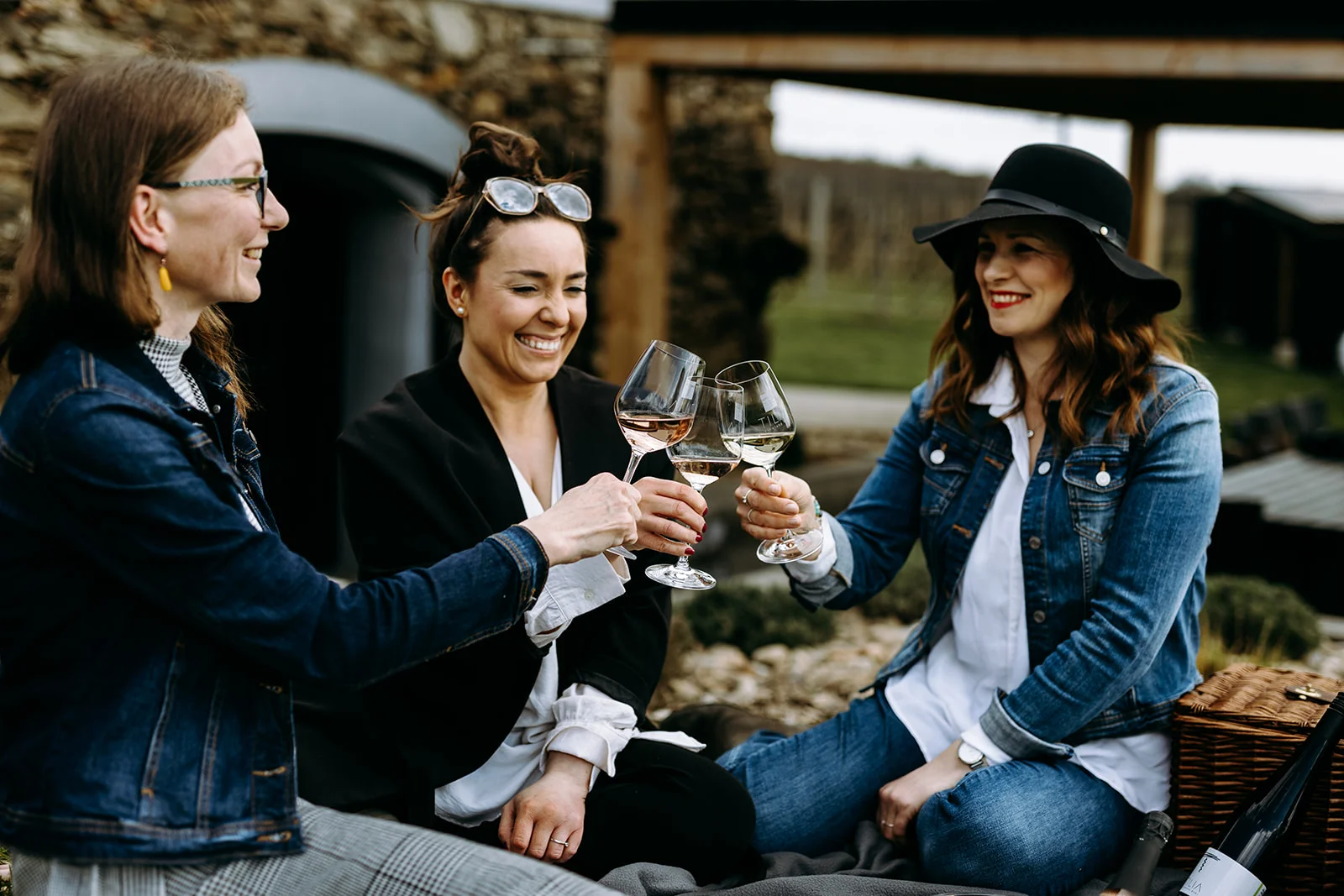 Prohlídka vinařství s degustací 6 až 8 vzorků vína i včetně pohoštění