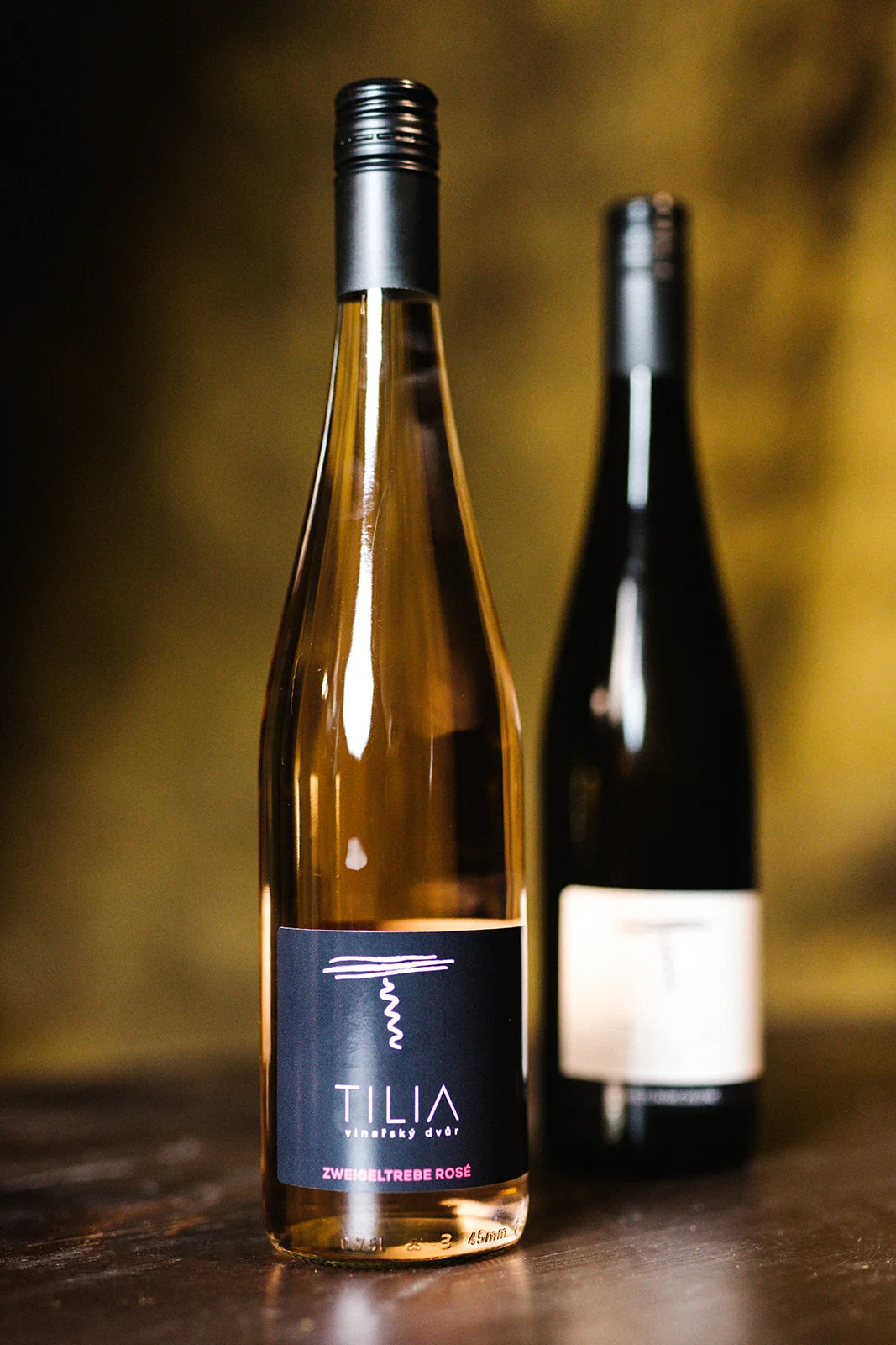 Prohlídka vinařství s degustací 6 až 8 vzorků vína i včetně pohoštění