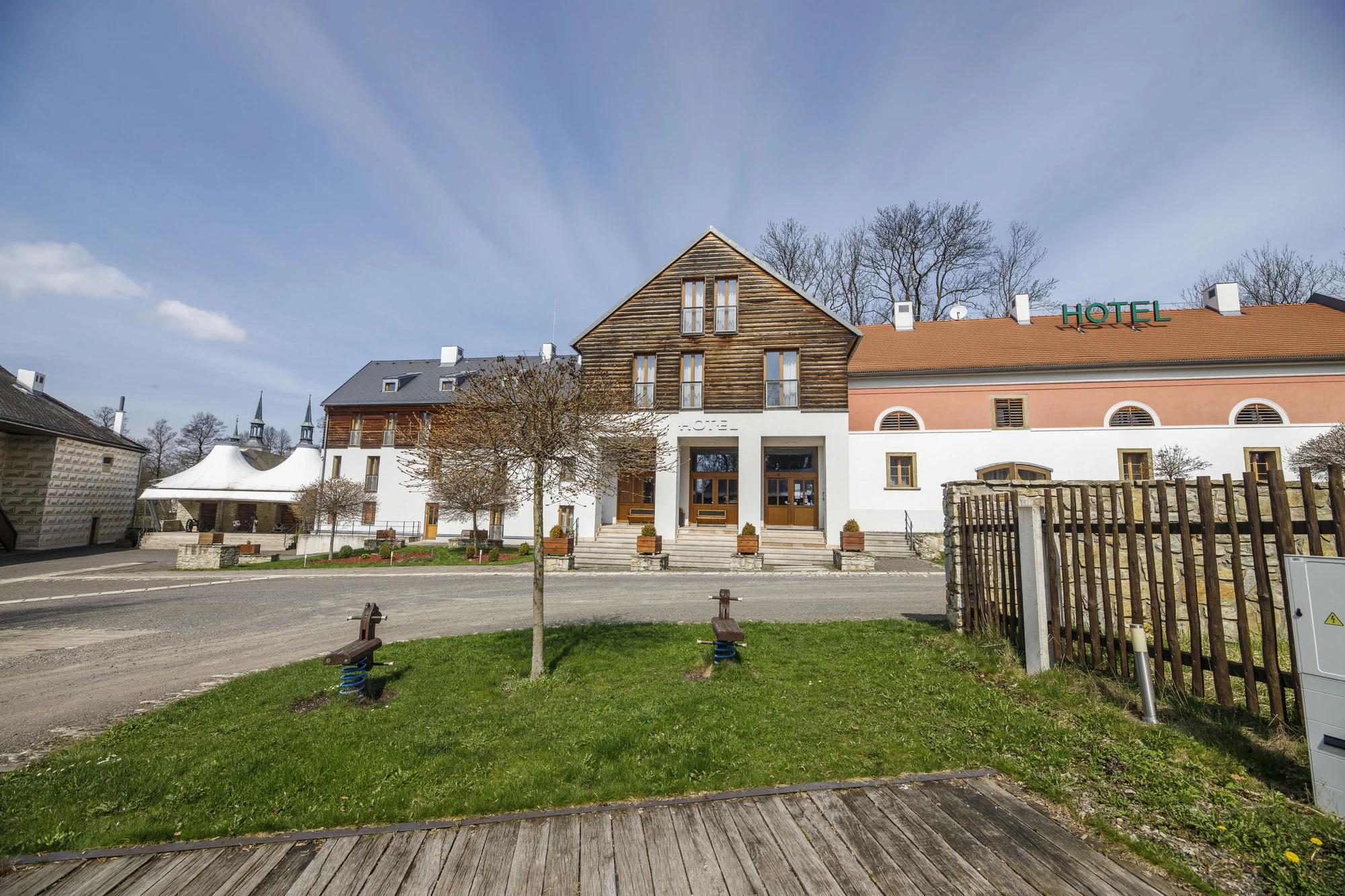 4* pobyt v historickém areálu v Letohradu: snídaně či polopenze, wellness i dámská jízda