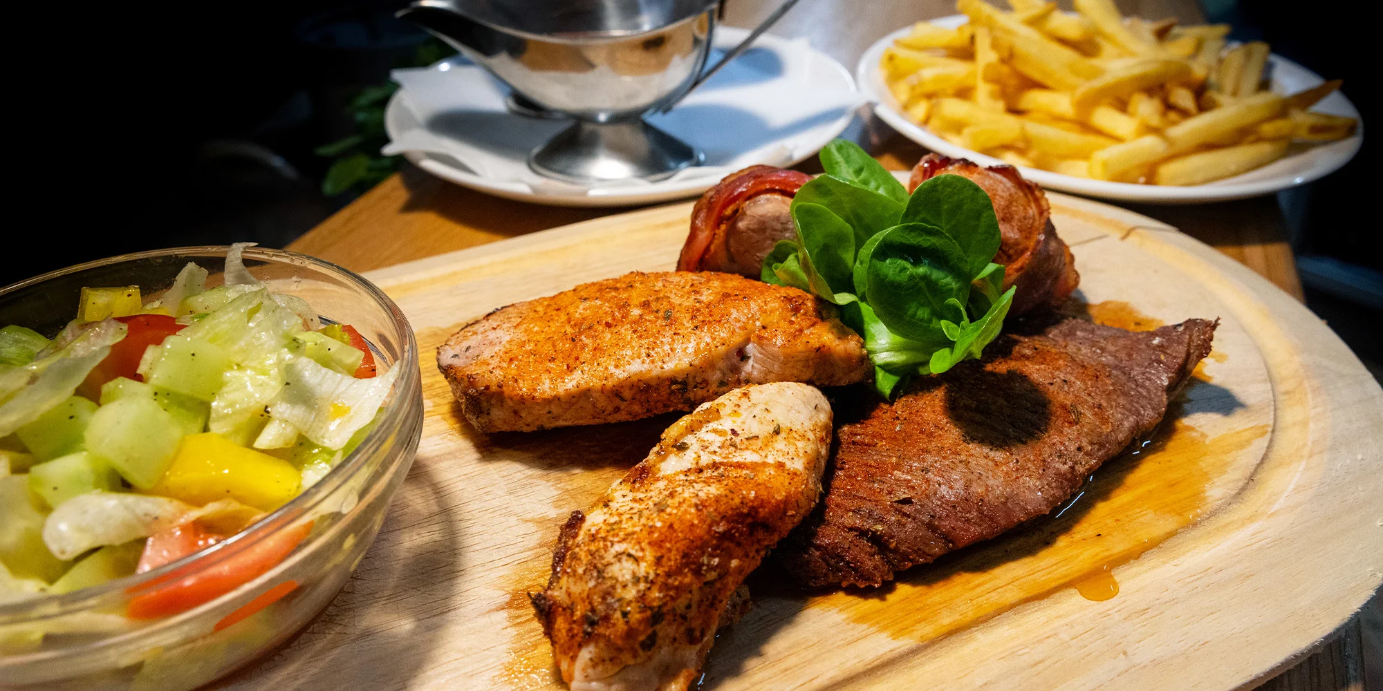 Steakové prkno pro 2–3 osoby: vepřová panenka i kotleta, kuřecí prsa i telecí rump steak