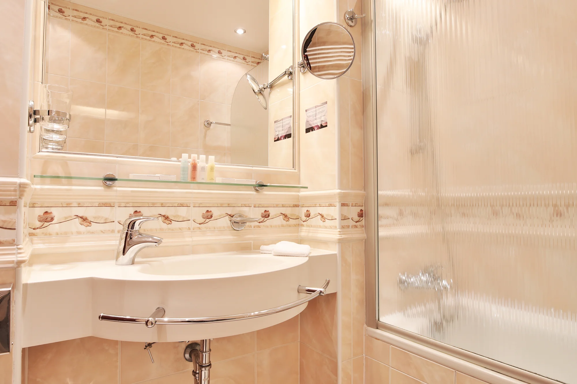 4* pobyt v centru Karlových Varů s polopenzí, neomezeným wellness a masážemi