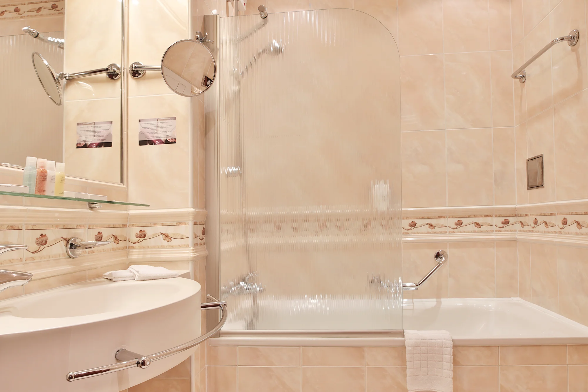 4* pobyt v centru Karlových Varů s polopenzí, neomezeným wellness a masážemi