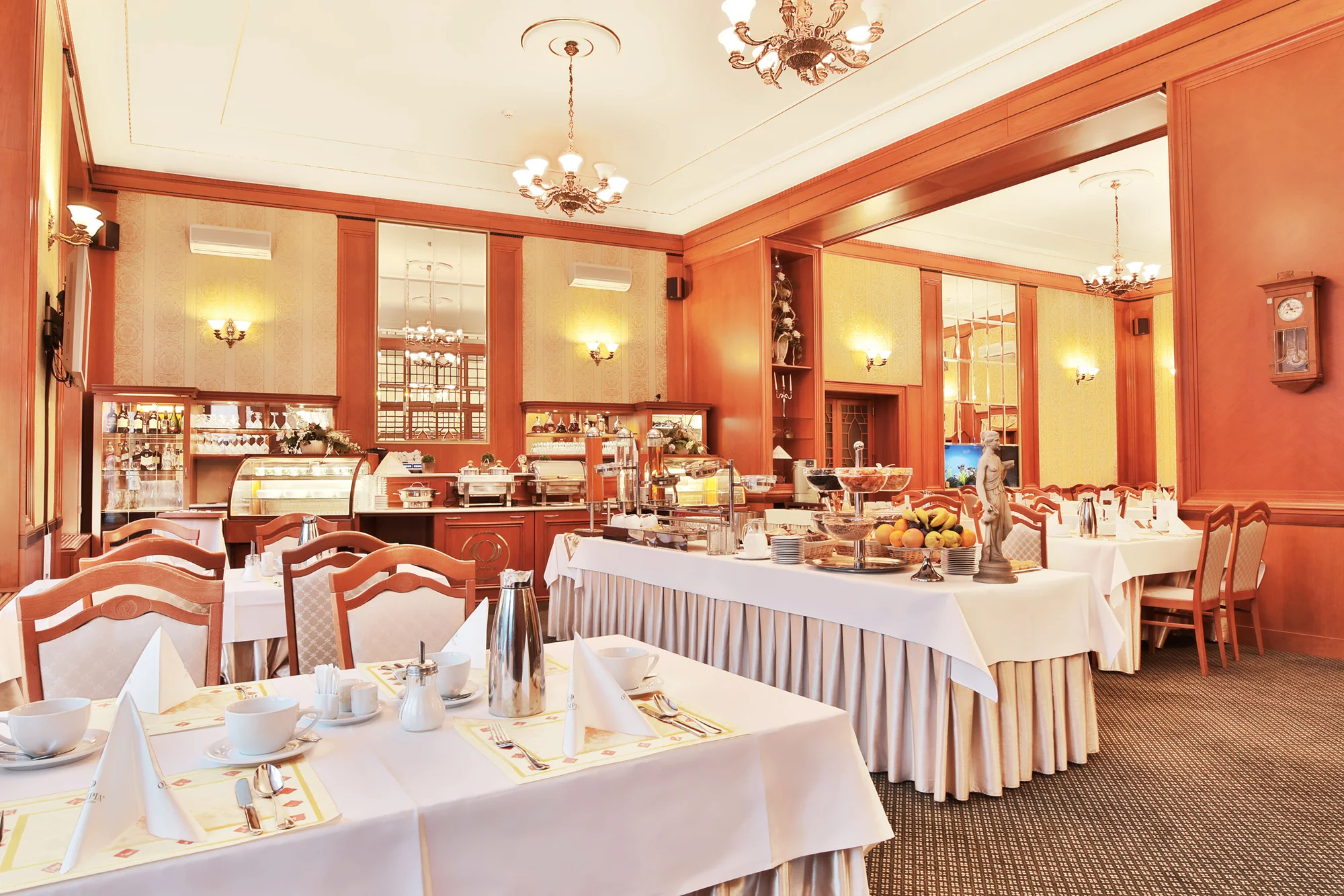 4* pobyt v centru Karlových Varů s polopenzí, neomezeným wellness a masážemi