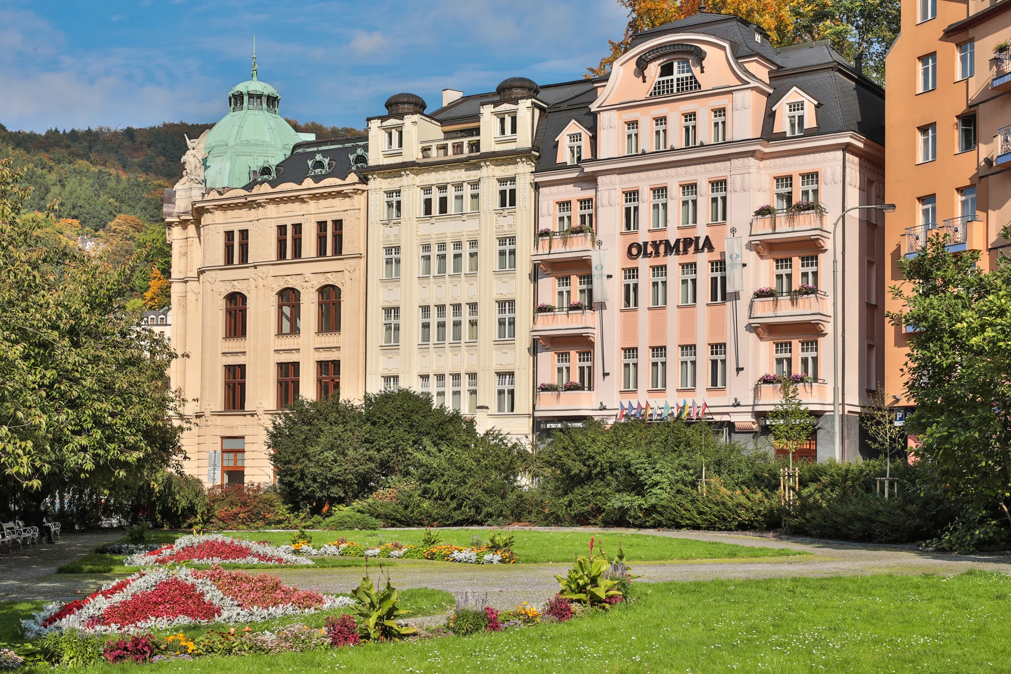 4* pobyt v centru Karlových Varů s polopenzí, neomezeným wellness a masážemi