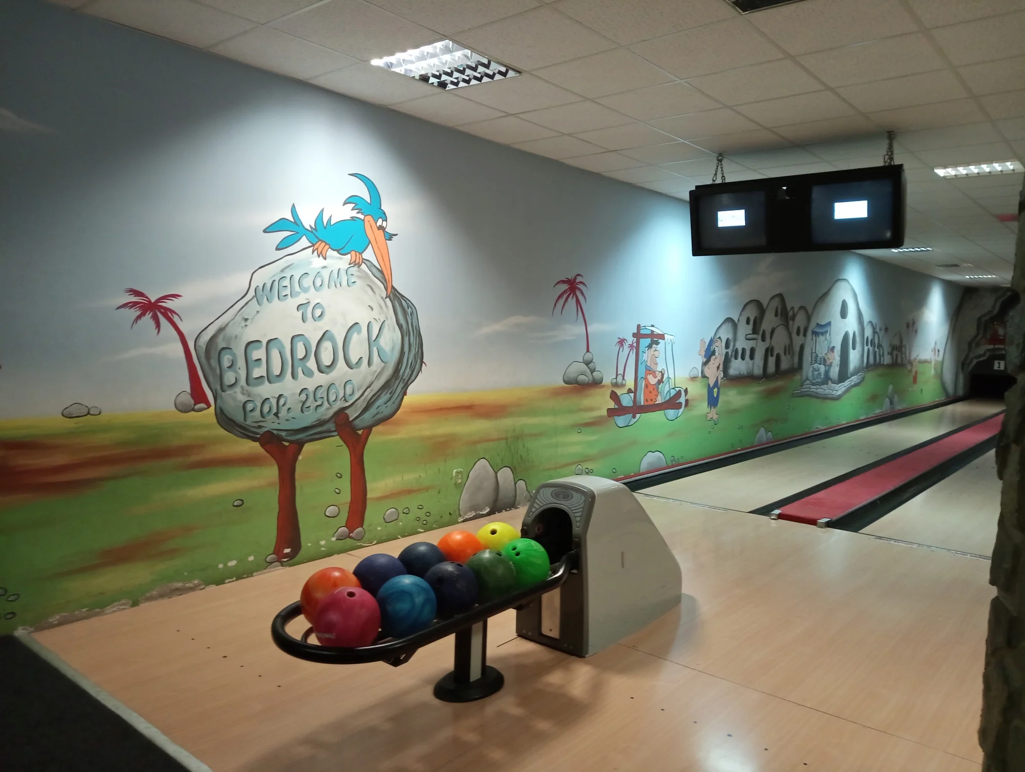 Hodina bowlingu až pro 8 osob a pizza podle výběru nebo 300 g kuřecích řízečků