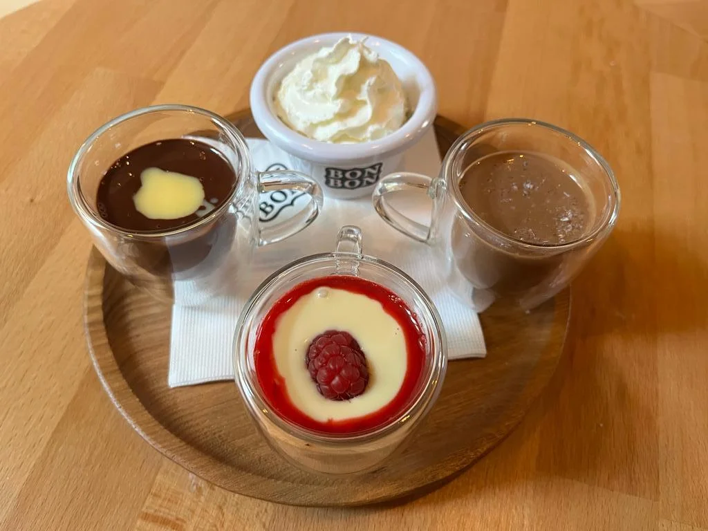 Degustace tří druhů horké čokolády či fondue s lesním ovocem v Chocolaterii Bon Bon: 1 až 3 osoby