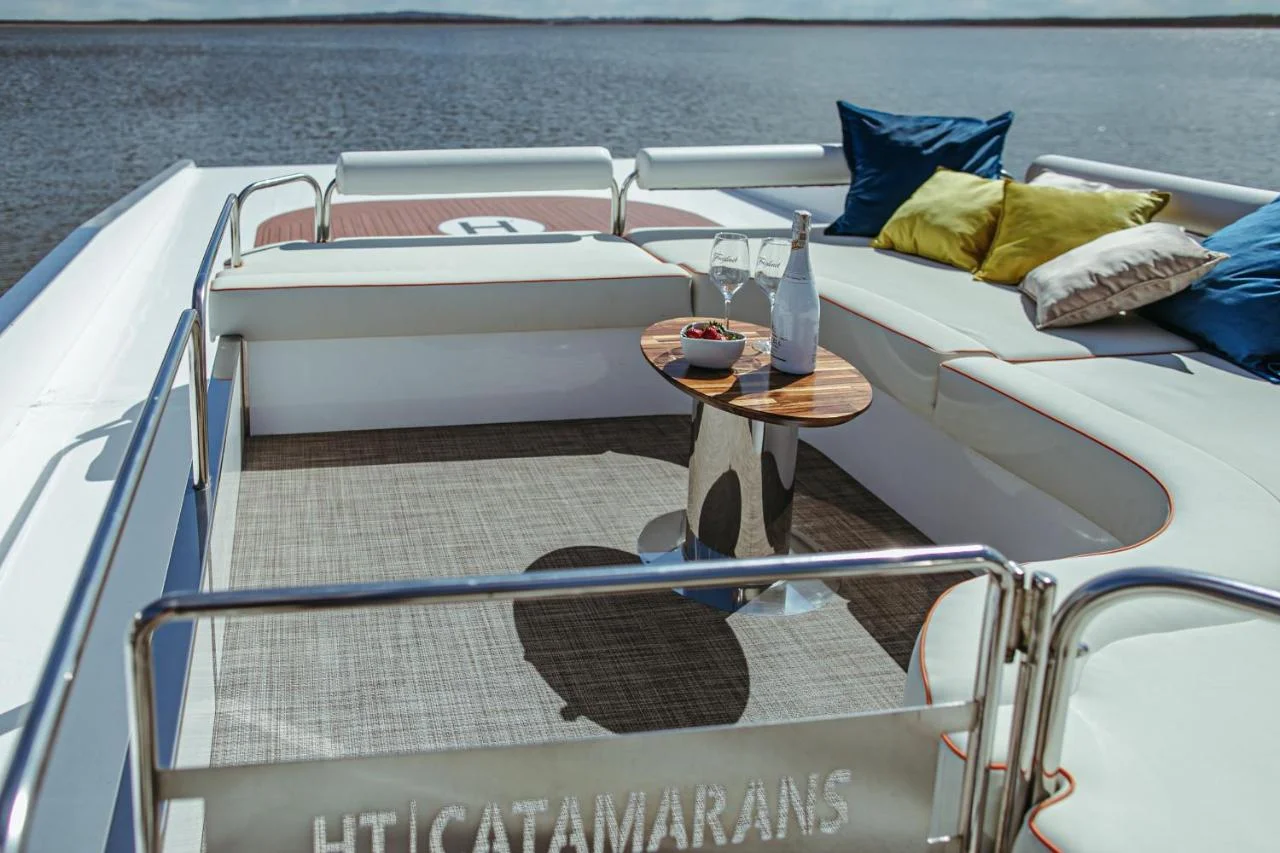 Luxusní houseboaty a bubliny na jezeře: privátní wellness, bazén, snídaně, vodní sporty a moře 300 m