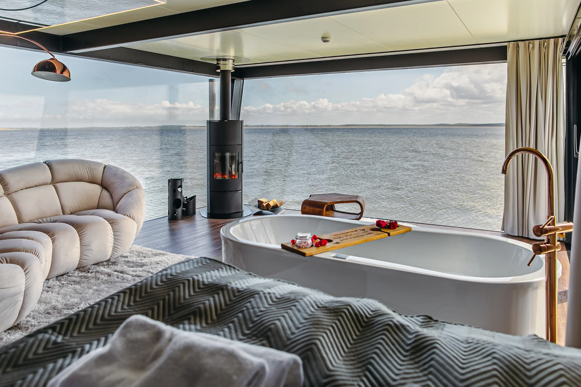 Luxusní houseboaty a bubliny na jezeře: privátní wellness, bazén, snídaně, vodní sporty a moře 300 m